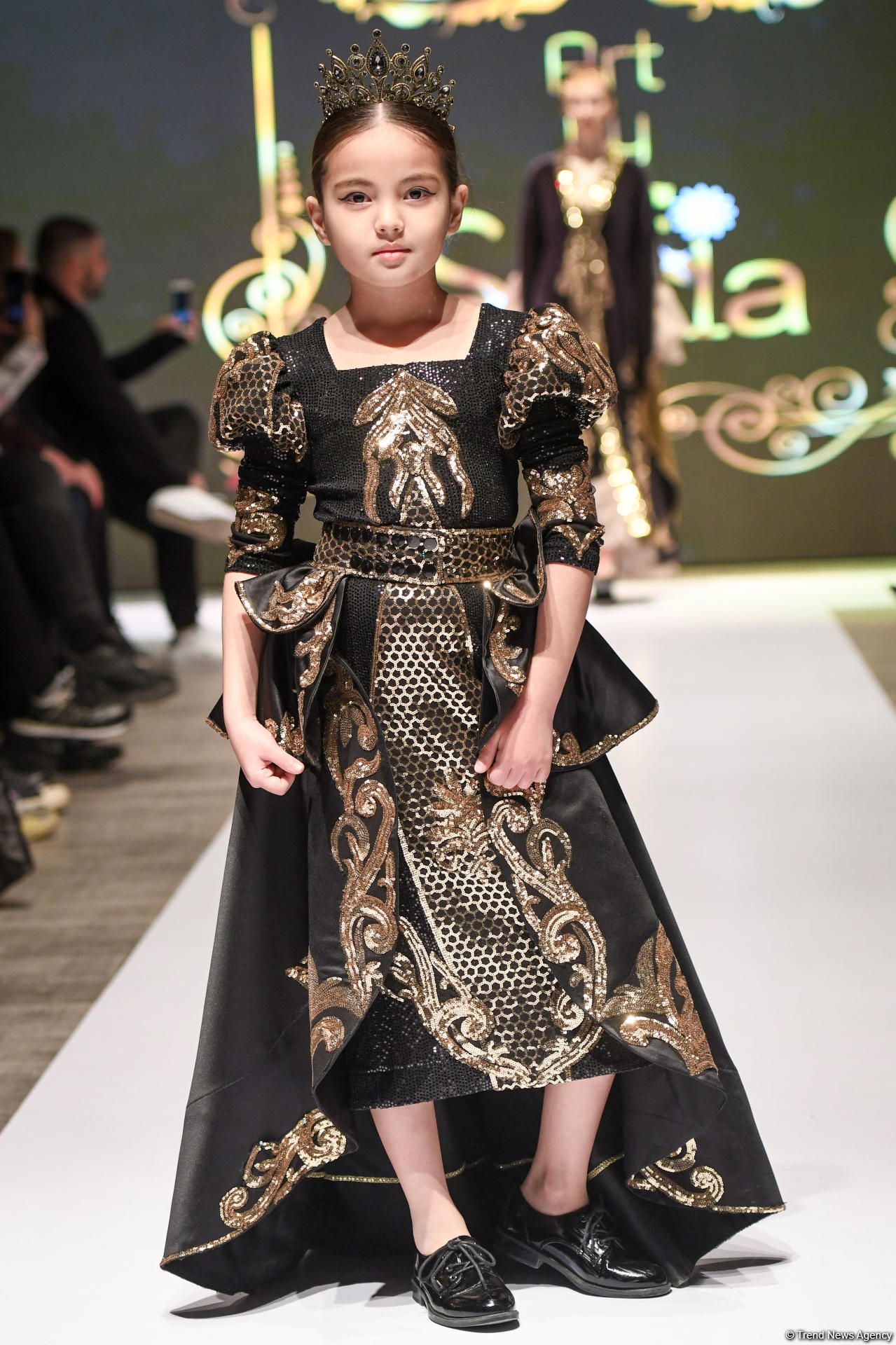 Королевская роскошь и богатые вечерние наряды  - второй день Azerbaijan Fashion Week (ФОТО)