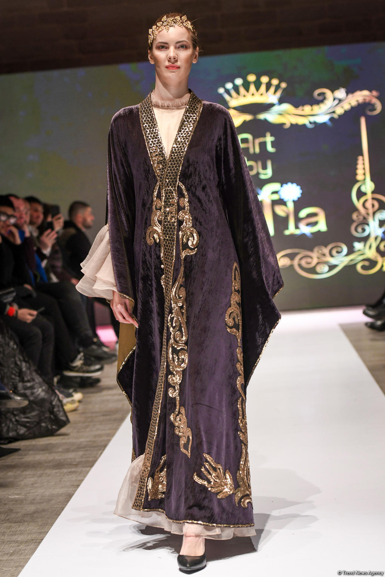 Королевская роскошь и богатые вечерние наряды  - второй день Azerbaijan Fashion Week (ФОТО)