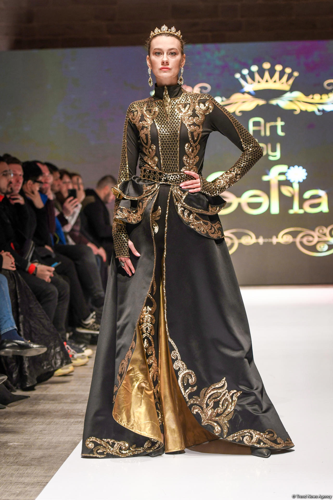 Королевская роскошь и богатые вечерние наряды  - второй день Azerbaijan Fashion Week (ФОТО)