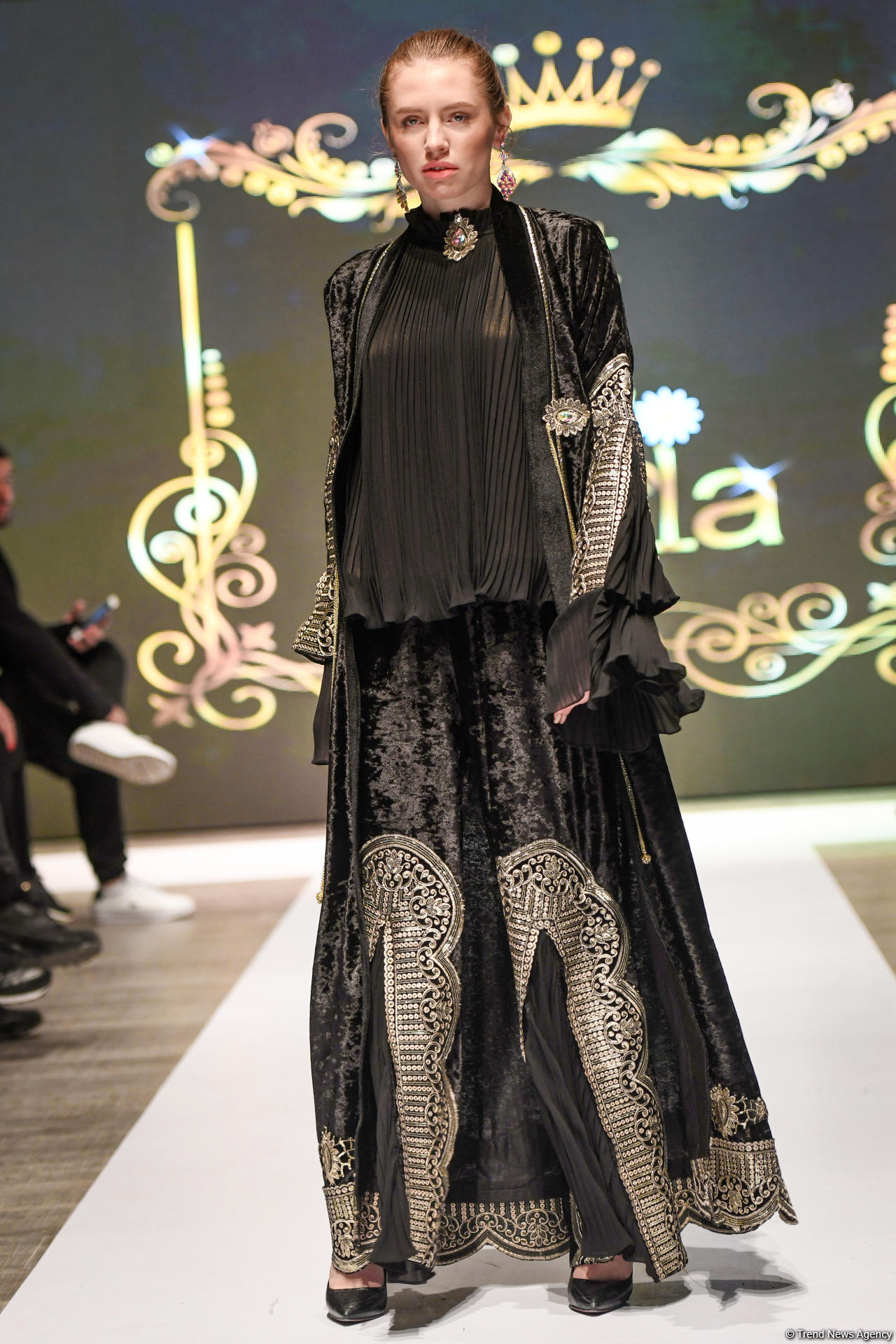 Королевская роскошь и богатые вечерние наряды  - второй день Azerbaijan Fashion Week (ФОТО)