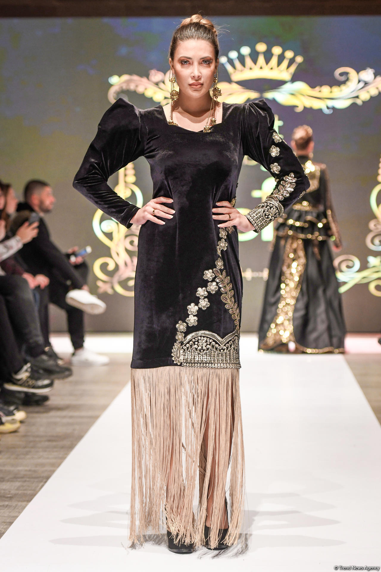 Королевская роскошь и богатые вечерние наряды  - второй день Azerbaijan Fashion Week (ФОТО)