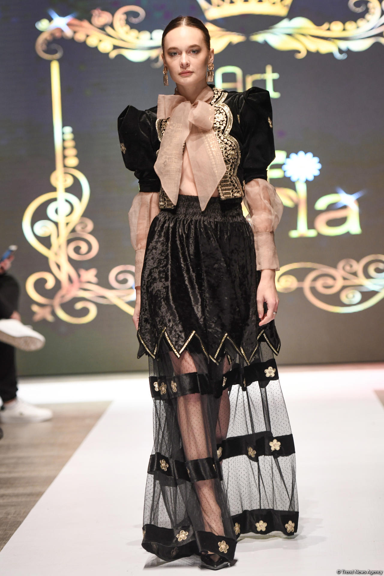 Королевская роскошь и богатые вечерние наряды  - второй день Azerbaijan Fashion Week (ФОТО)