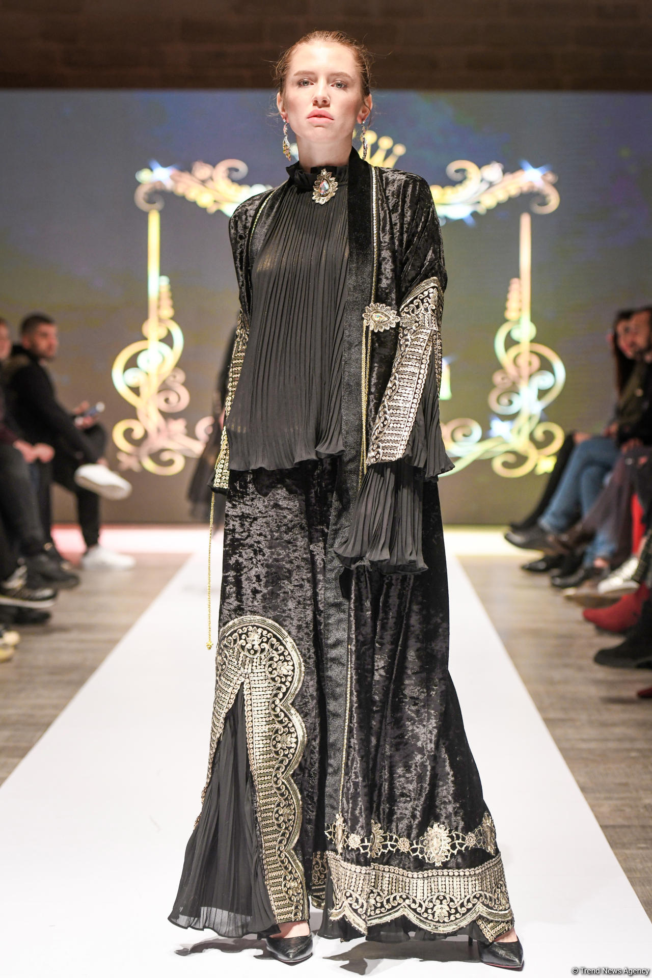 Королевская роскошь и богатые вечерние наряды  - второй день Azerbaijan Fashion Week (ФОТО)