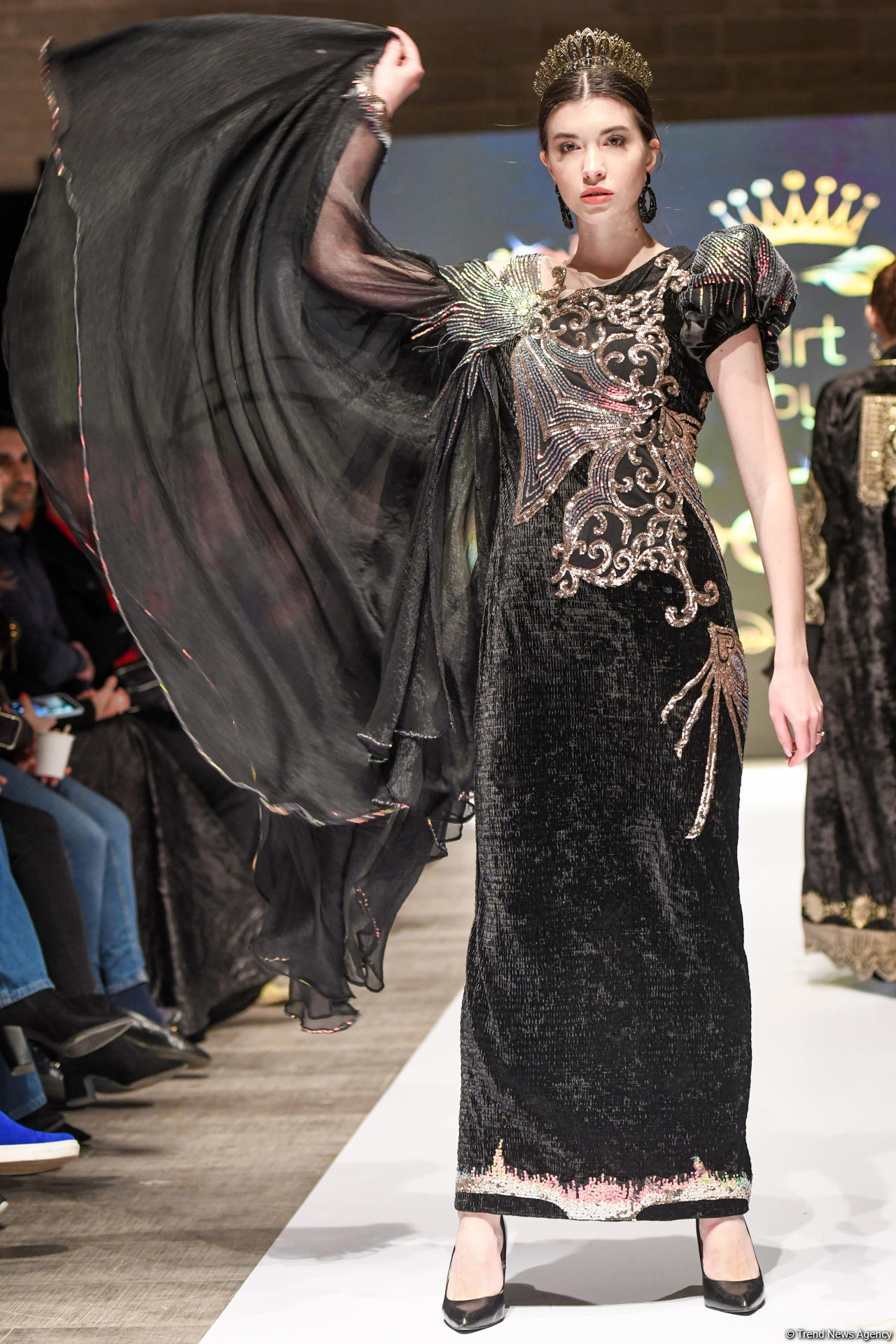 Королевская роскошь и богатые вечерние наряды  - второй день Azerbaijan Fashion Week (ФОТО)