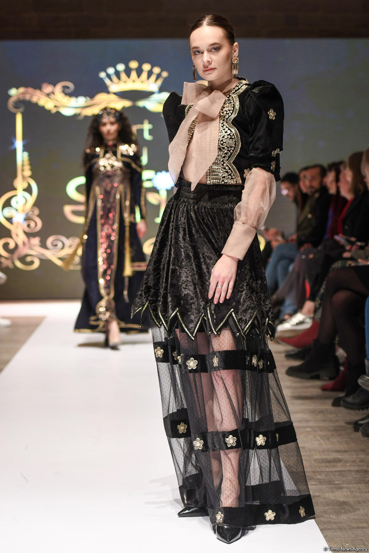 Королевская роскошь и богатые вечерние наряды  - второй день Azerbaijan Fashion Week (ФОТО)