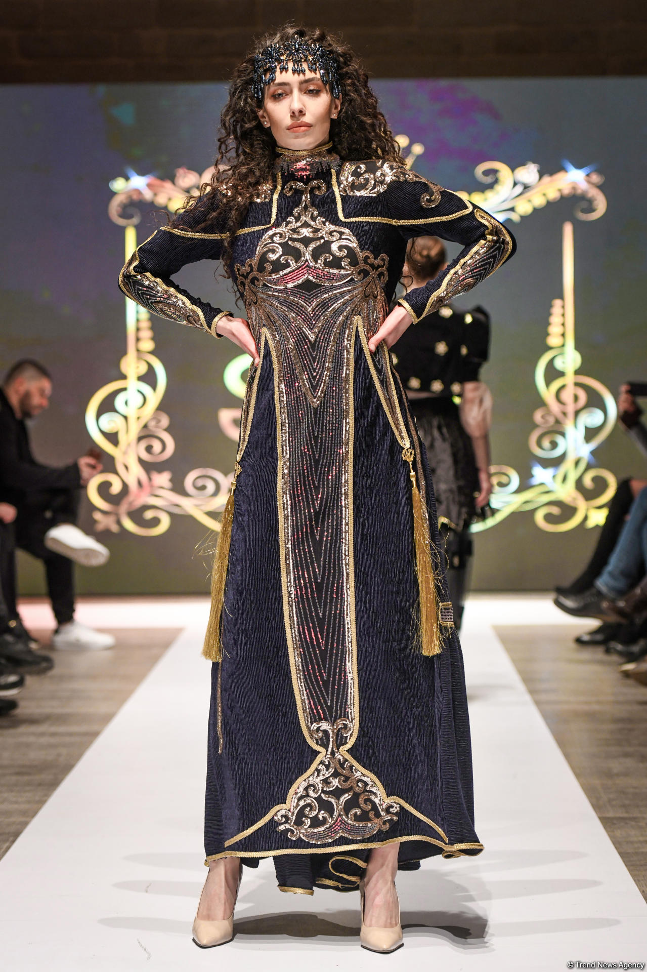 Королевская роскошь и богатые вечерние наряды  - второй день Azerbaijan Fashion Week (ФОТО)