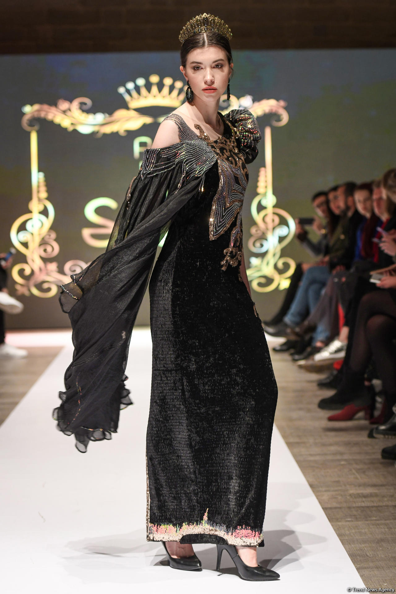 Королевская роскошь и богатые вечерние наряды  - второй день Azerbaijan Fashion Week (ФОТО)