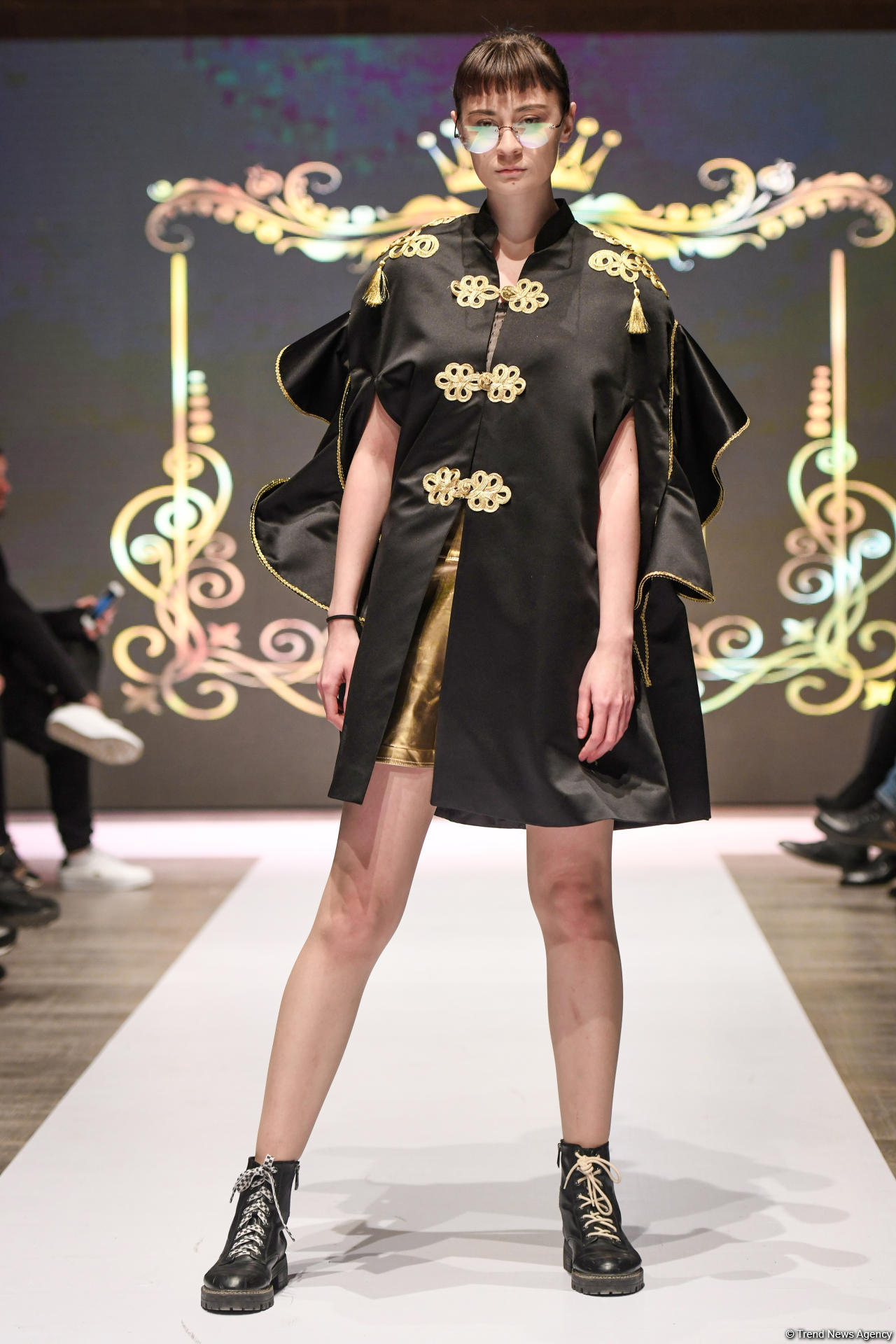 Королевская роскошь и богатые вечерние наряды  - второй день Azerbaijan Fashion Week (ФОТО)