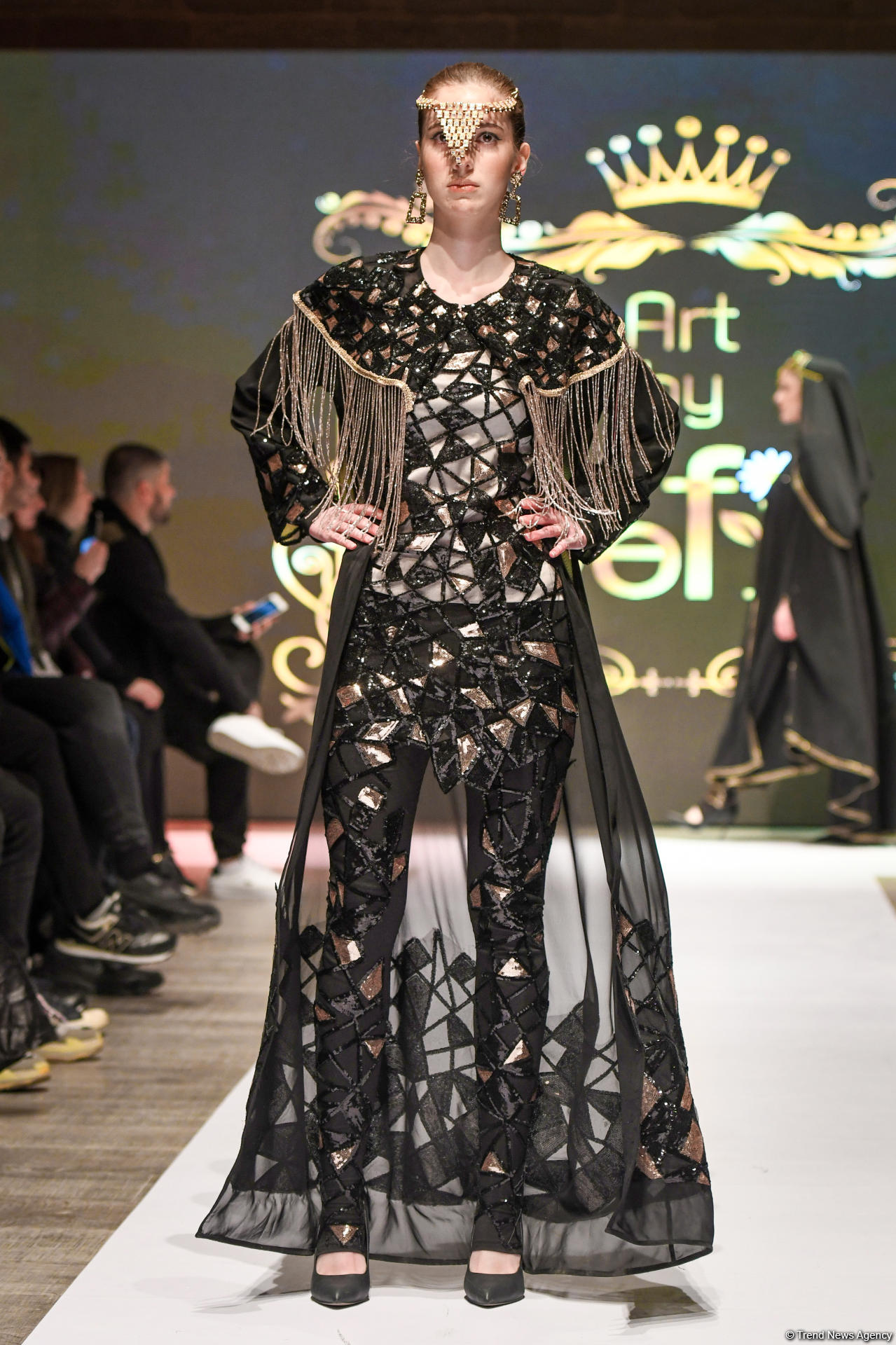 Королевская роскошь и богатые вечерние наряды  - второй день Azerbaijan Fashion Week (ФОТО)
