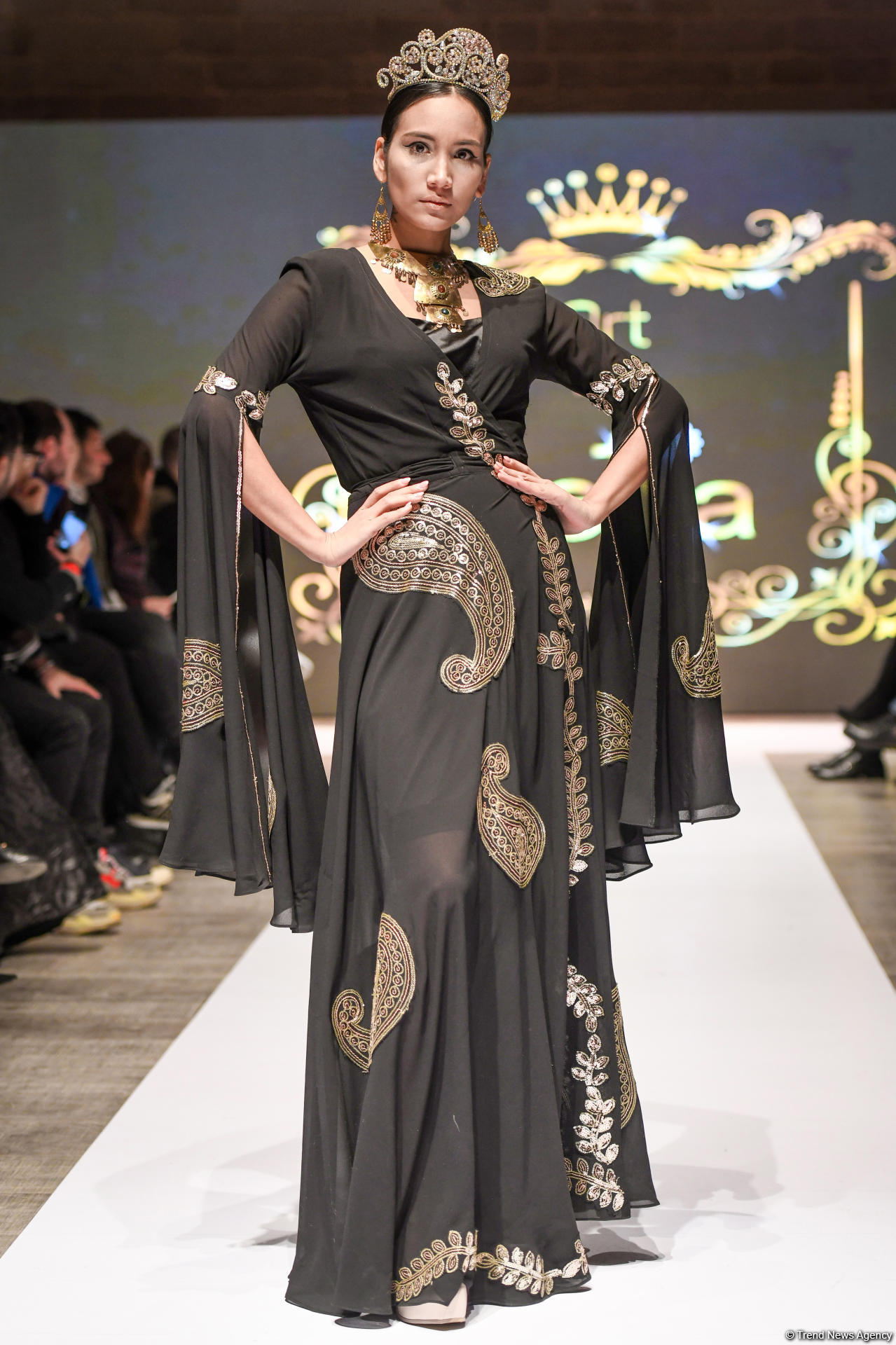 Королевская роскошь и богатые вечерние наряды  - второй день Azerbaijan Fashion Week (ФОТО)