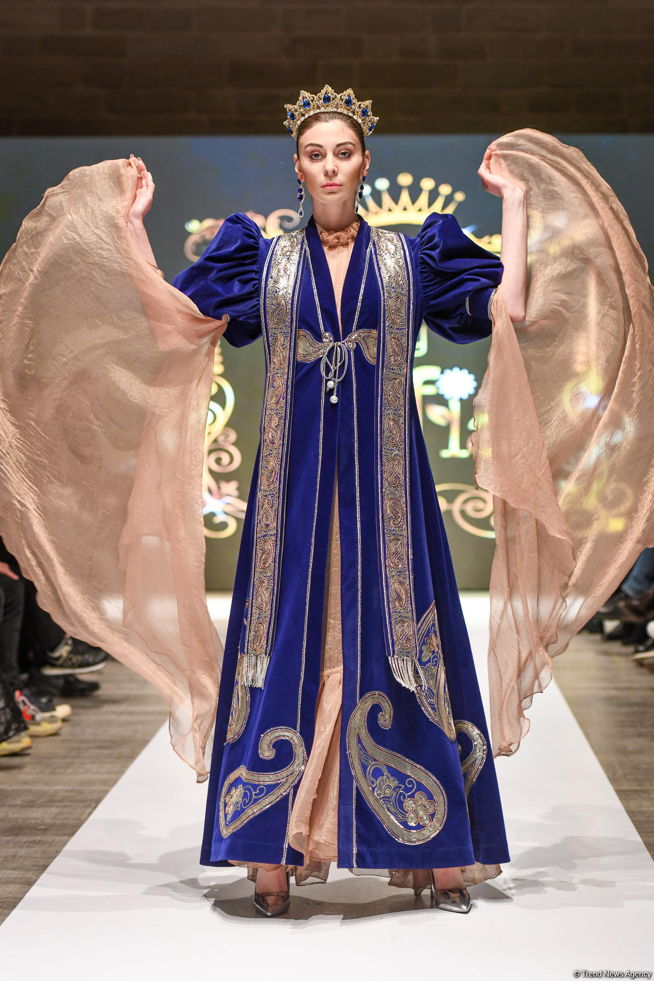 Королевская роскошь и богатые вечерние наряды  - второй день Azerbaijan Fashion Week (ФОТО)
