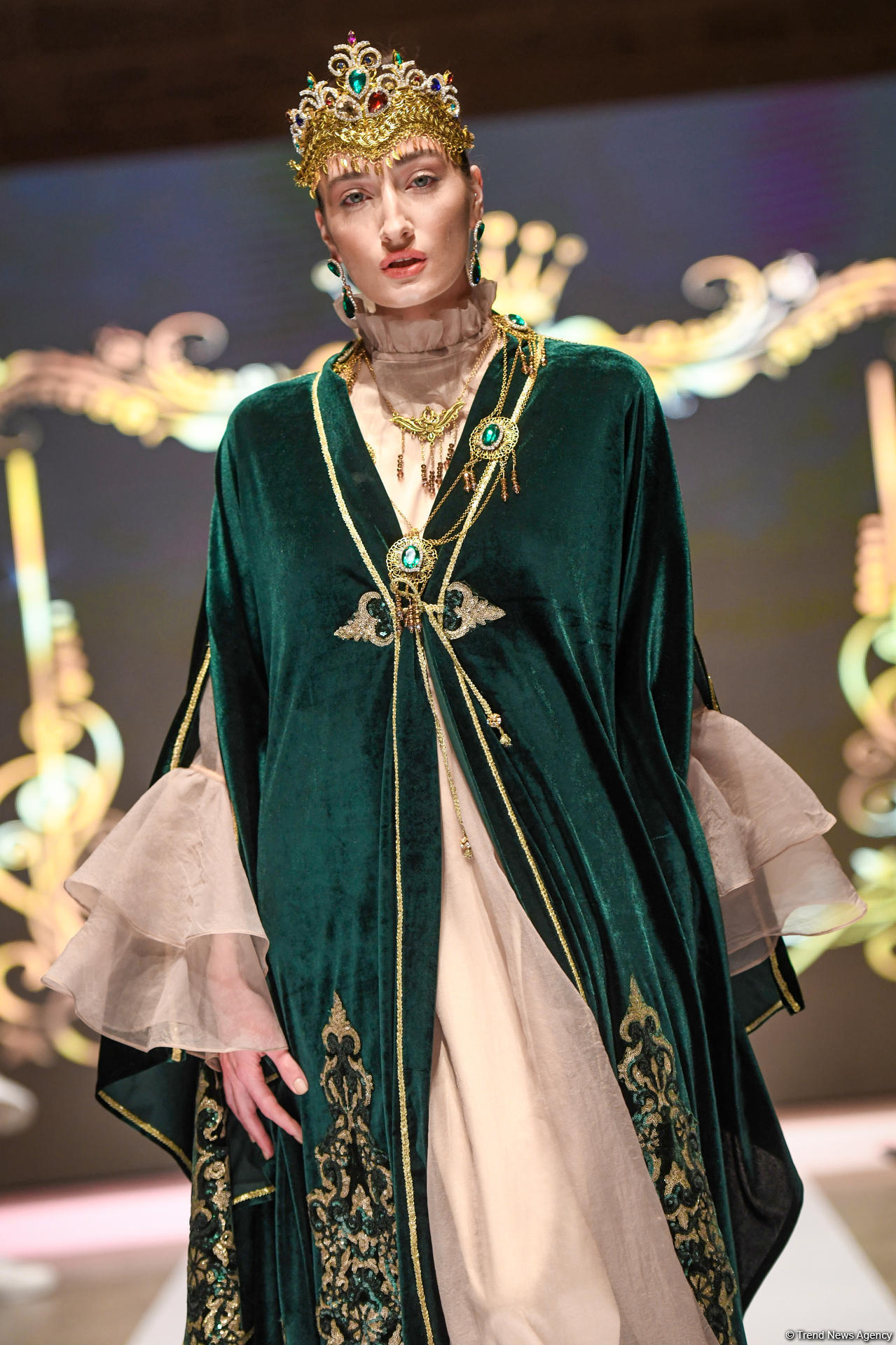 Королевская роскошь и богатые вечерние наряды  - второй день Azerbaijan Fashion Week (ФОТО)