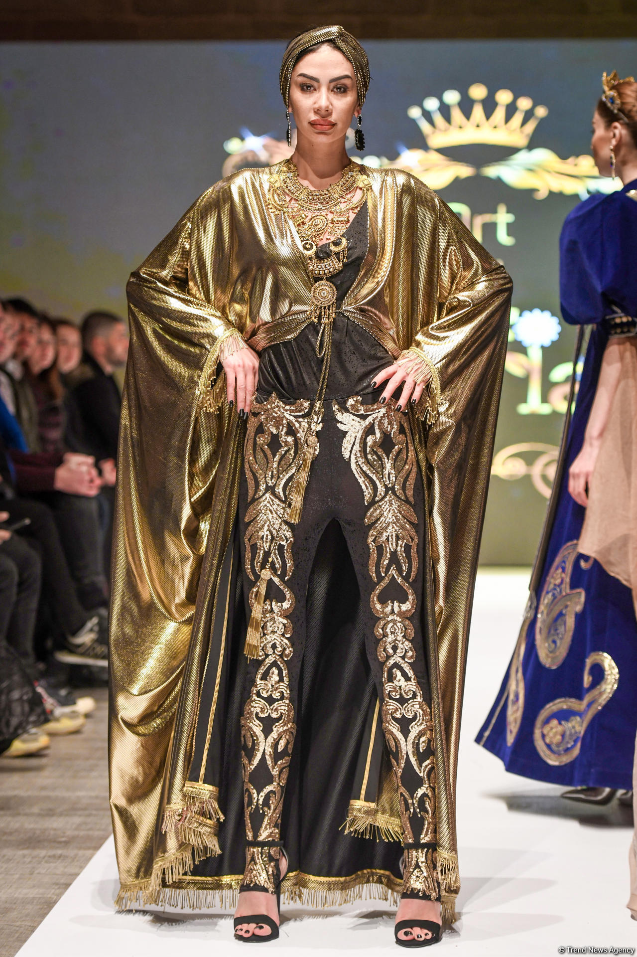 Королевская роскошь и богатые вечерние наряды  - второй день Azerbaijan Fashion Week (ФОТО)
