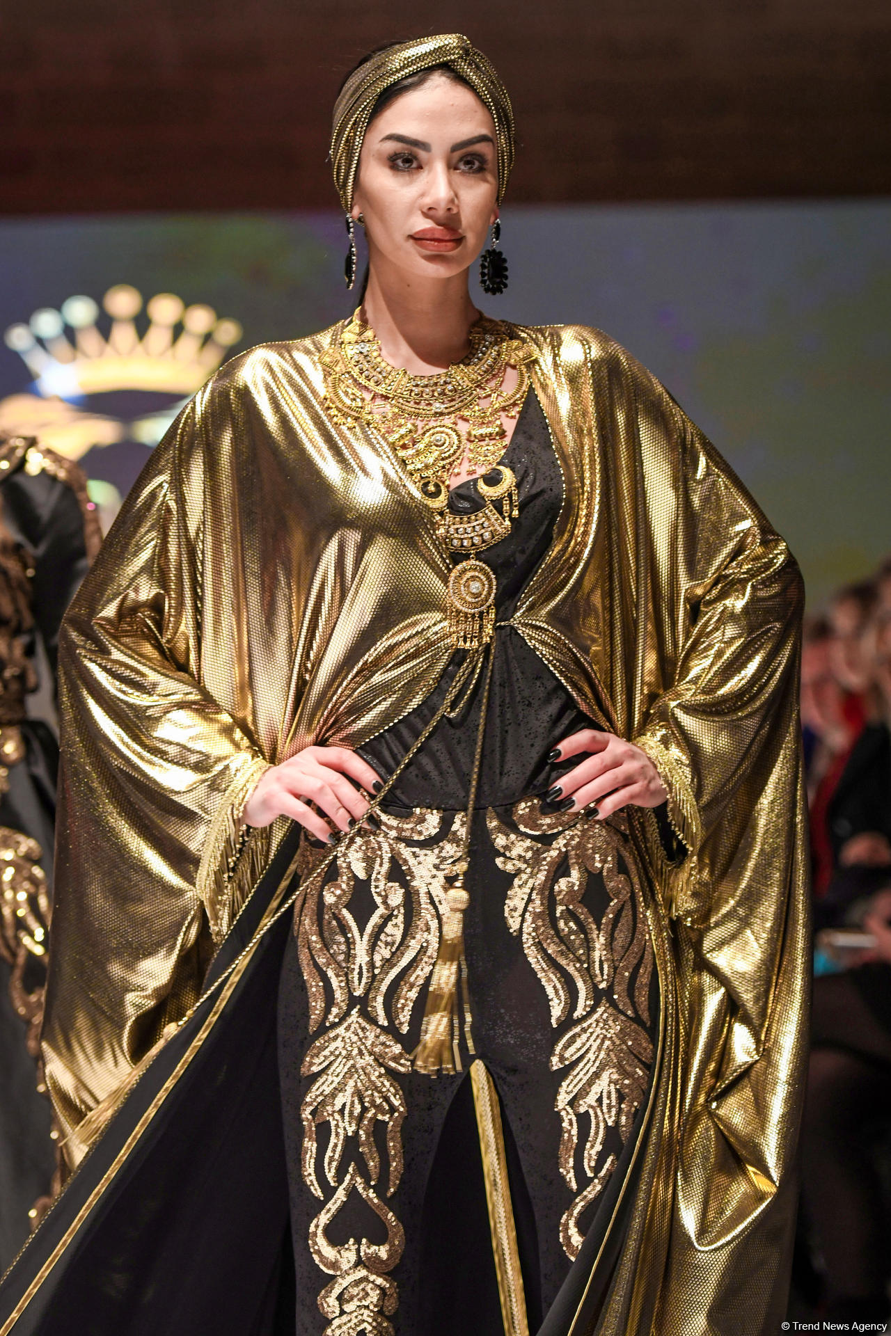 Королевская роскошь и богатые вечерние наряды  - второй день Azerbaijan Fashion Week (ФОТО)
