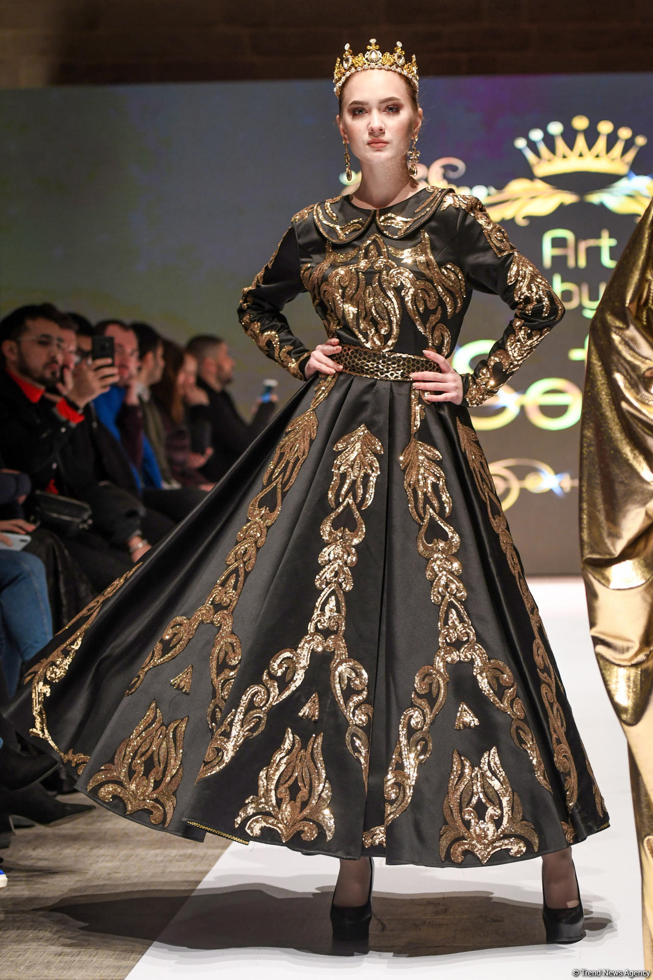Королевская роскошь и богатые вечерние наряды  - второй день Azerbaijan Fashion Week (ФОТО)