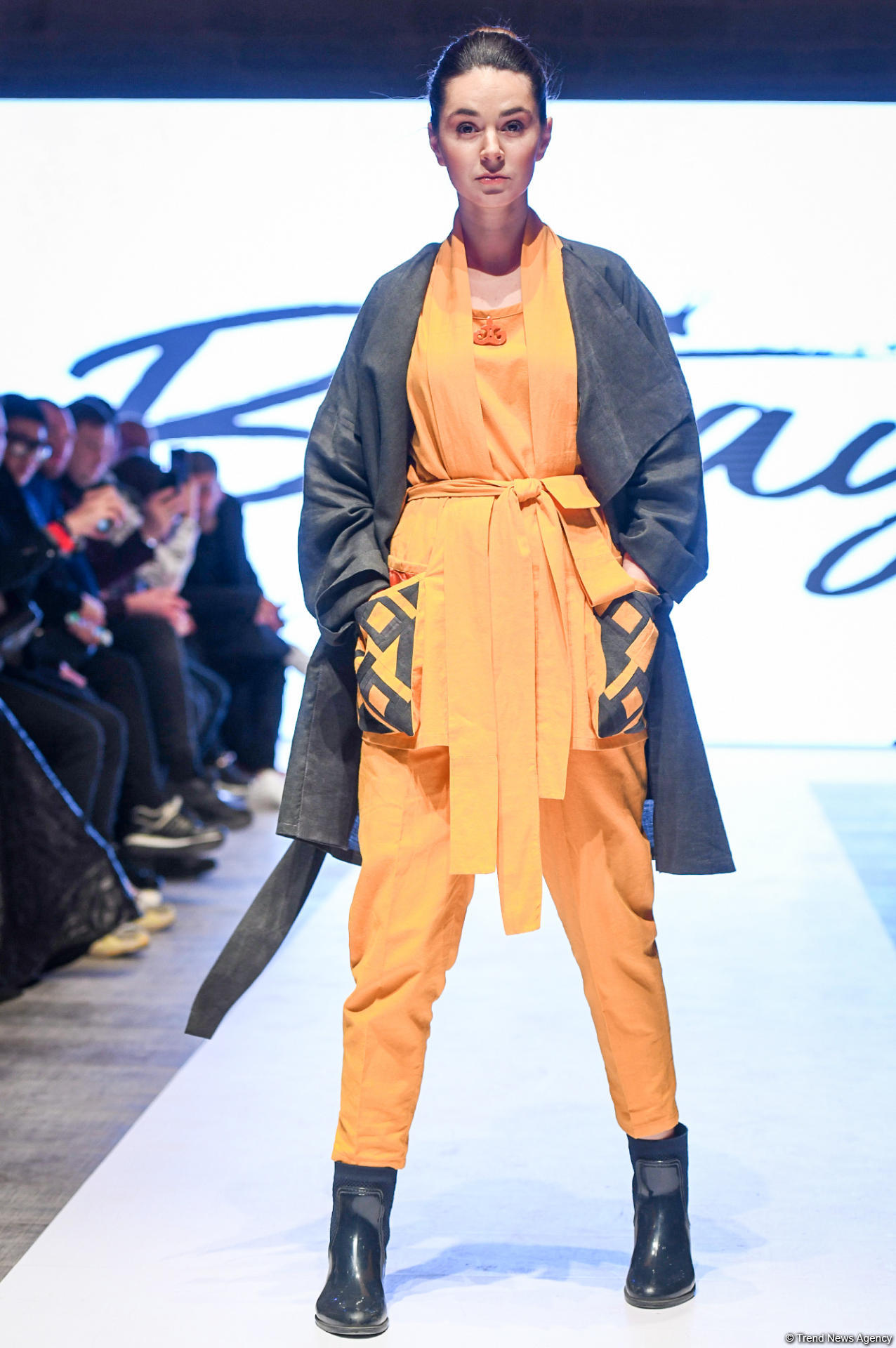 Королевская роскошь и богатые вечерние наряды  - второй день Azerbaijan Fashion Week (ФОТО)