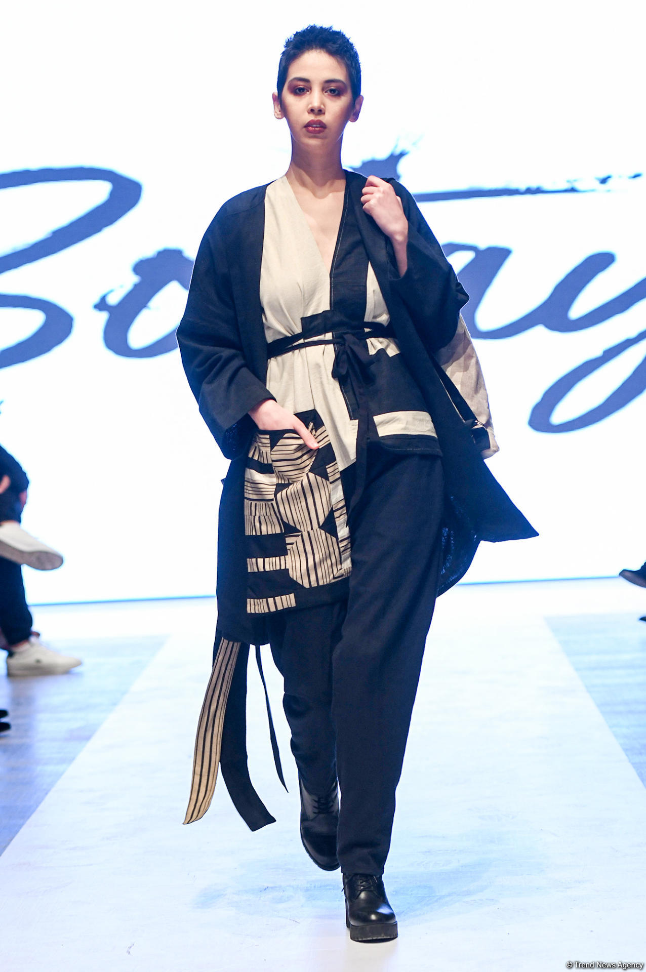 Королевская роскошь и богатые вечерние наряды  - второй день Azerbaijan Fashion Week (ФОТО)