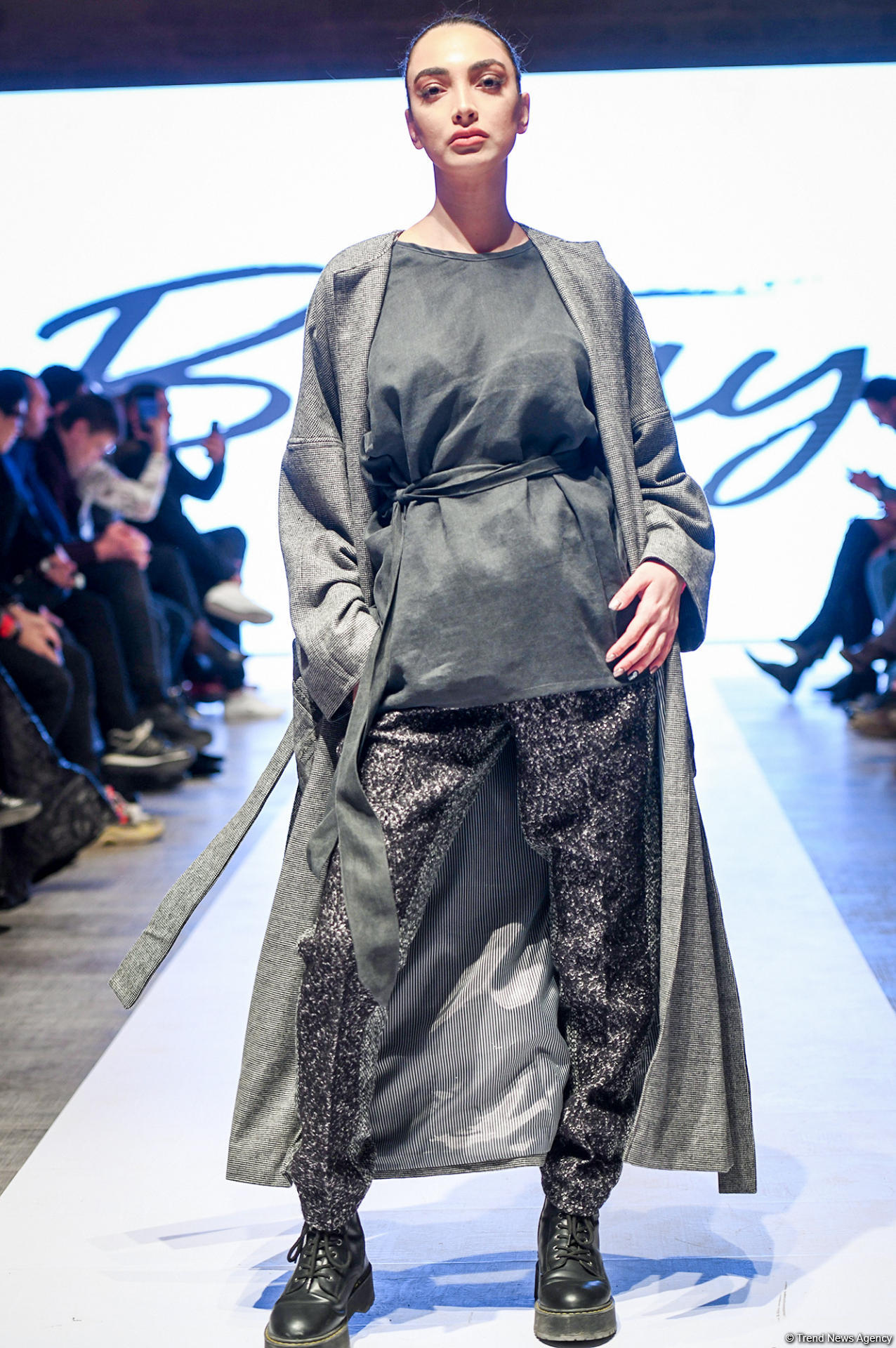 Королевская роскошь и богатые вечерние наряды  - второй день Azerbaijan Fashion Week (ФОТО)