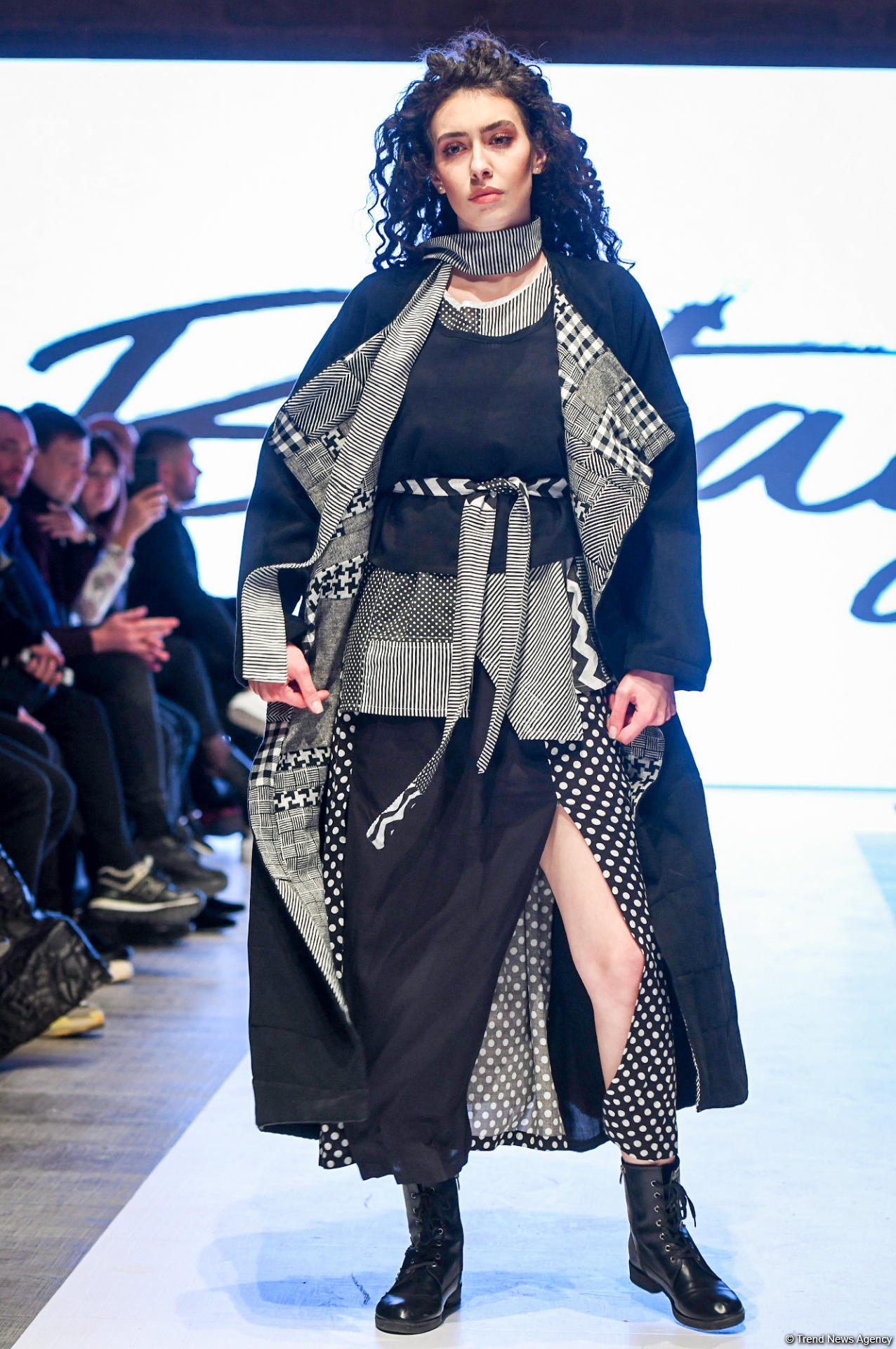 Королевская роскошь и богатые вечерние наряды  - второй день Azerbaijan Fashion Week (ФОТО)