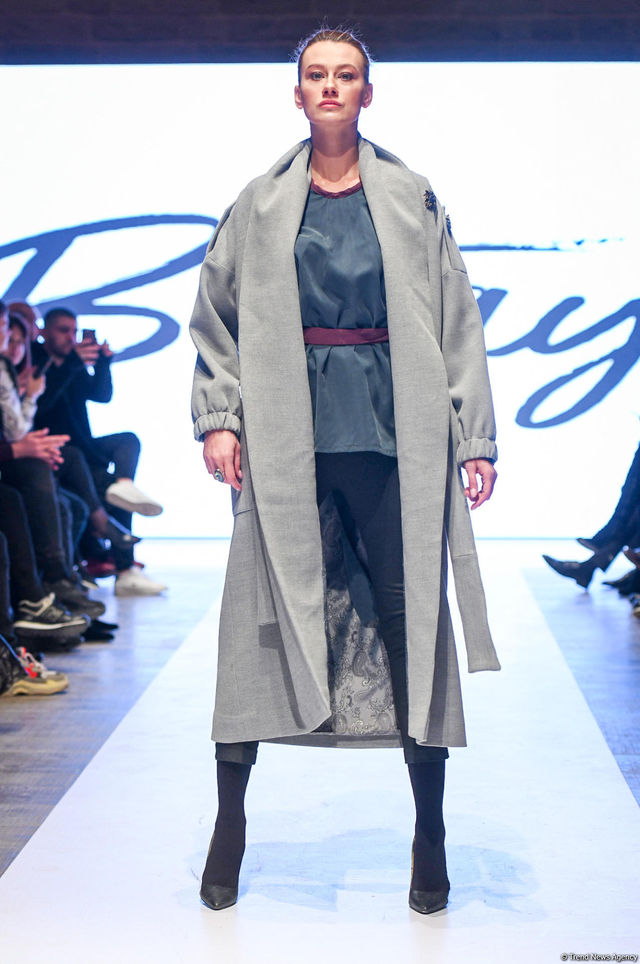 Королевская роскошь и богатые вечерние наряды  - второй день Azerbaijan Fashion Week (ФОТО)