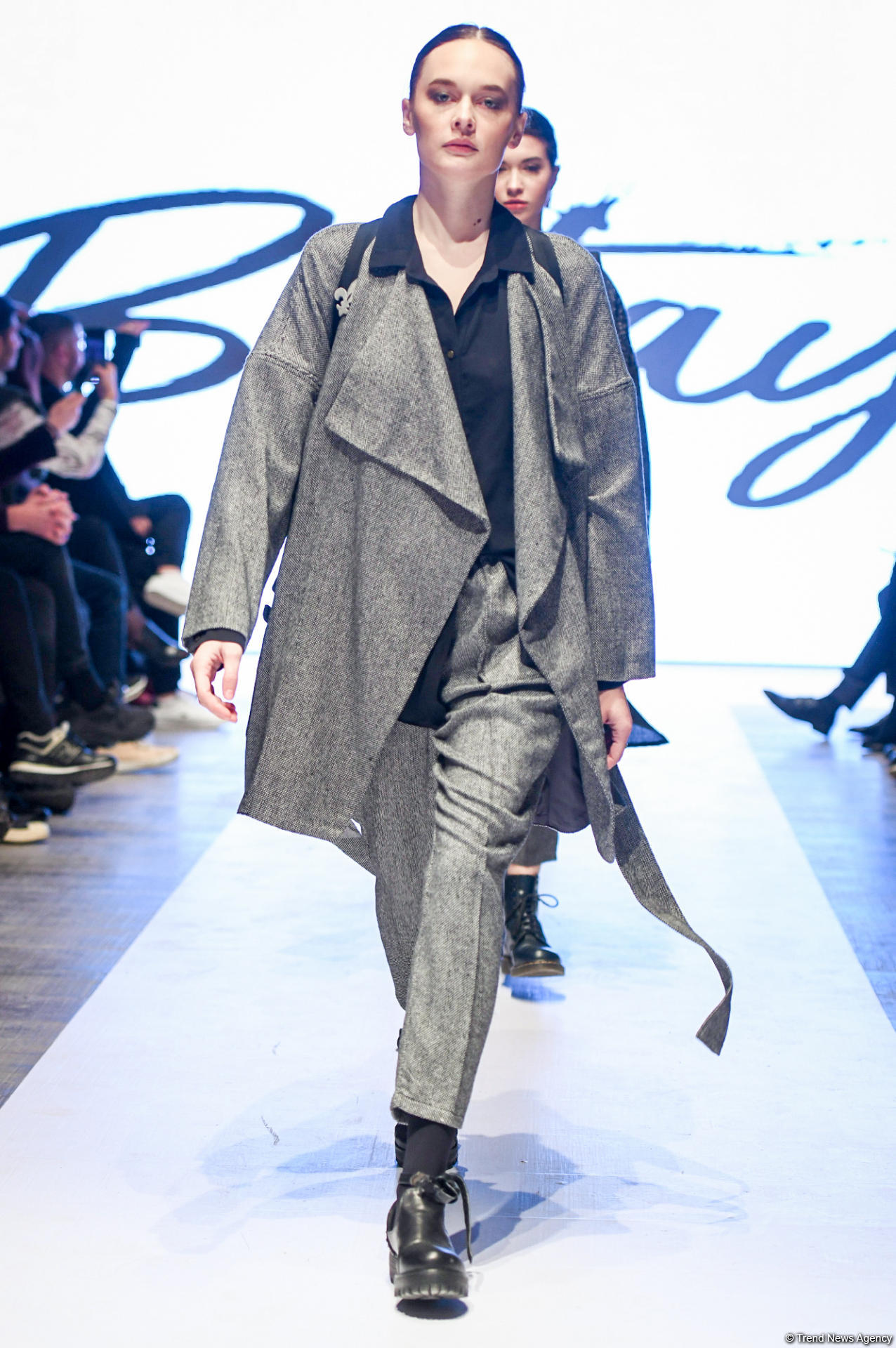 Королевская роскошь и богатые вечерние наряды  - второй день Azerbaijan Fashion Week (ФОТО)