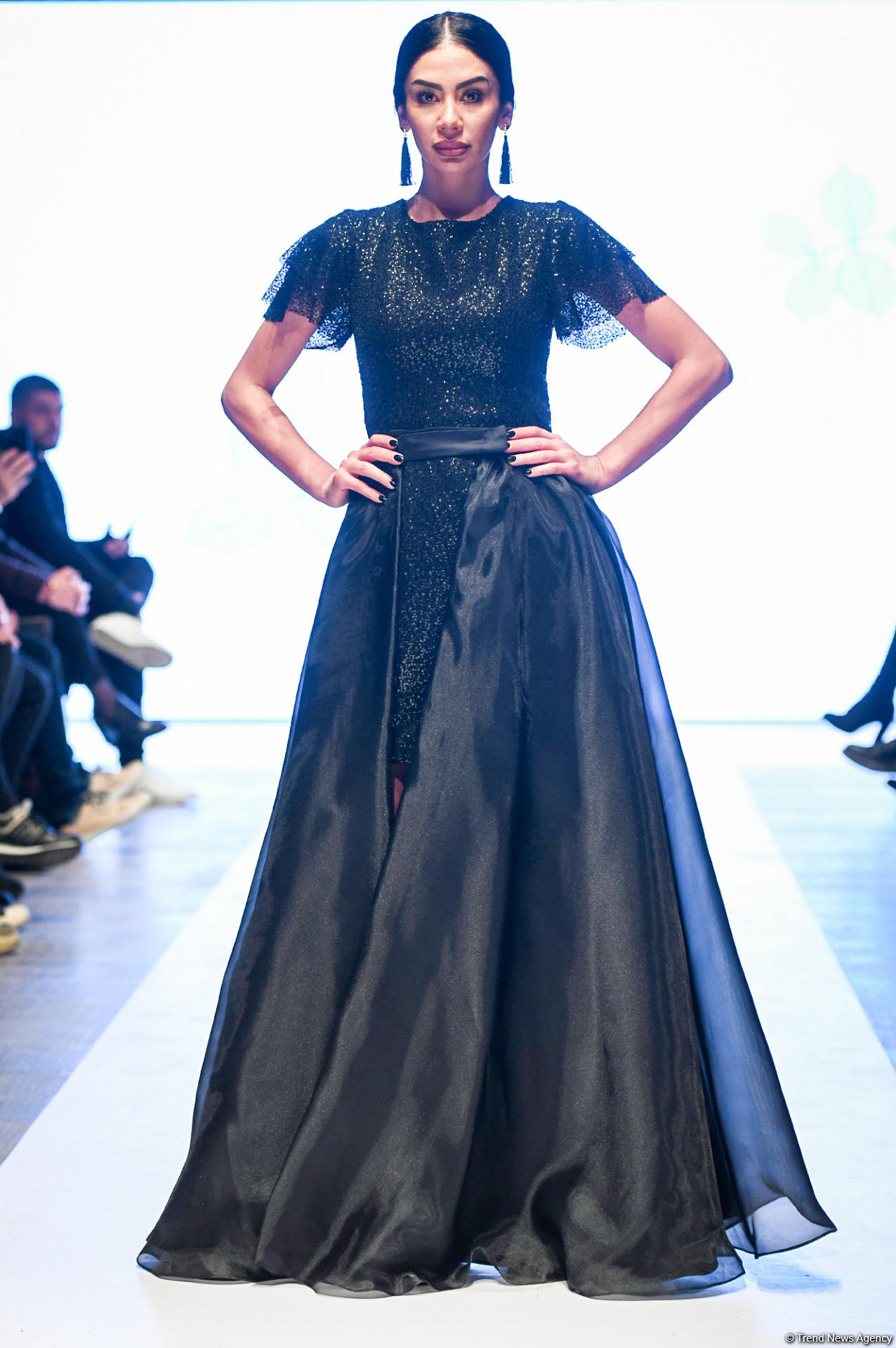 Королевская роскошь и богатые вечерние наряды  - второй день Azerbaijan Fashion Week (ФОТО)