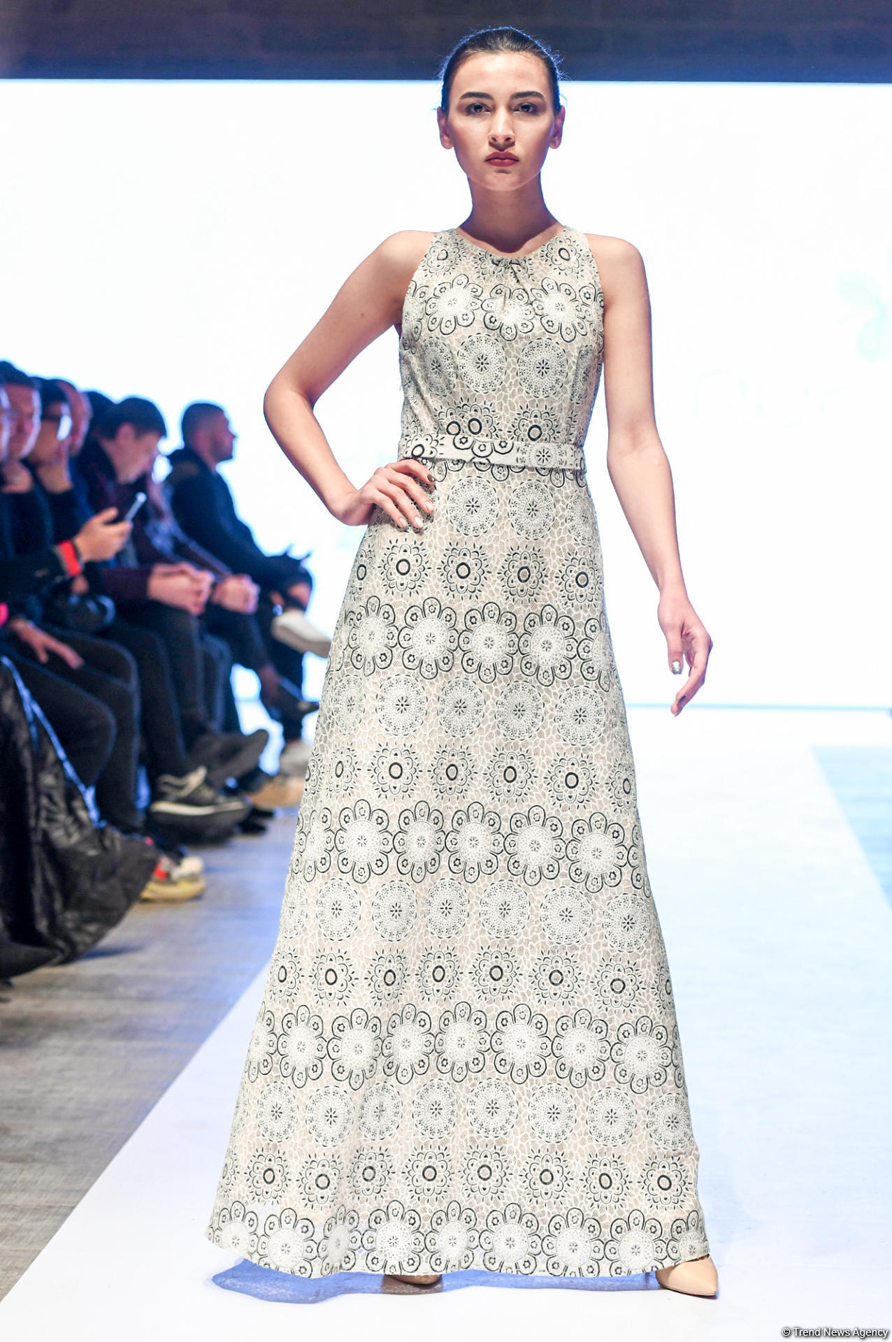 Королевская роскошь и богатые вечерние наряды  - второй день Azerbaijan Fashion Week (ФОТО)