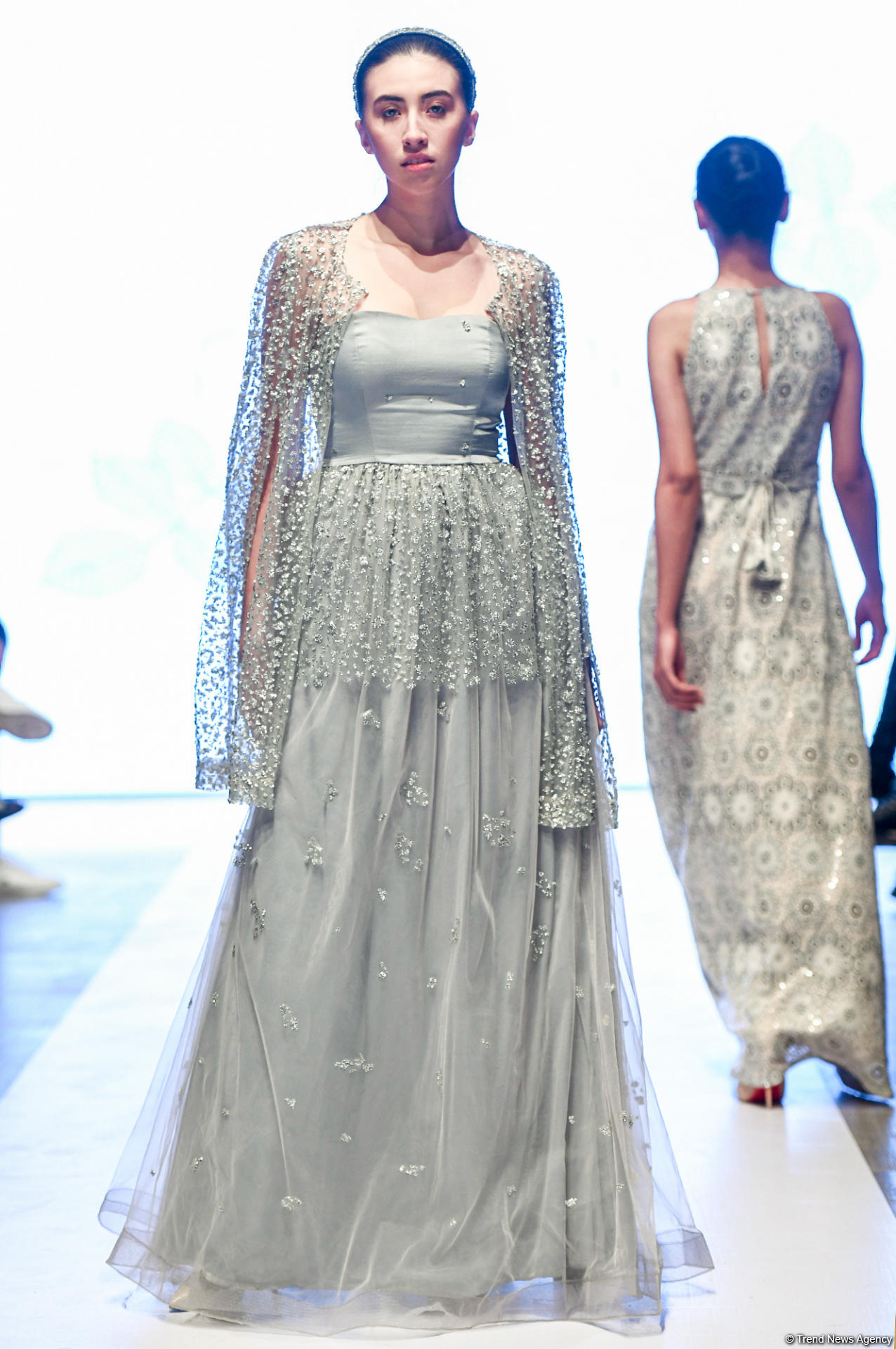 Королевская роскошь и богатые вечерние наряды  - второй день Azerbaijan Fashion Week (ФОТО)