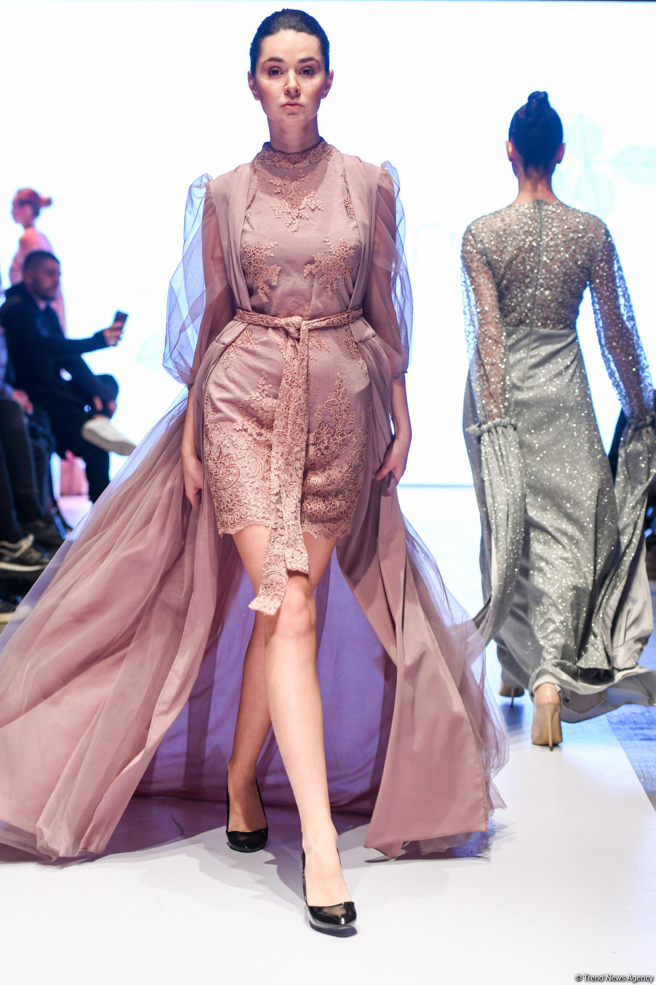 Королевская роскошь и богатые вечерние наряды  - второй день Azerbaijan Fashion Week (ФОТО)