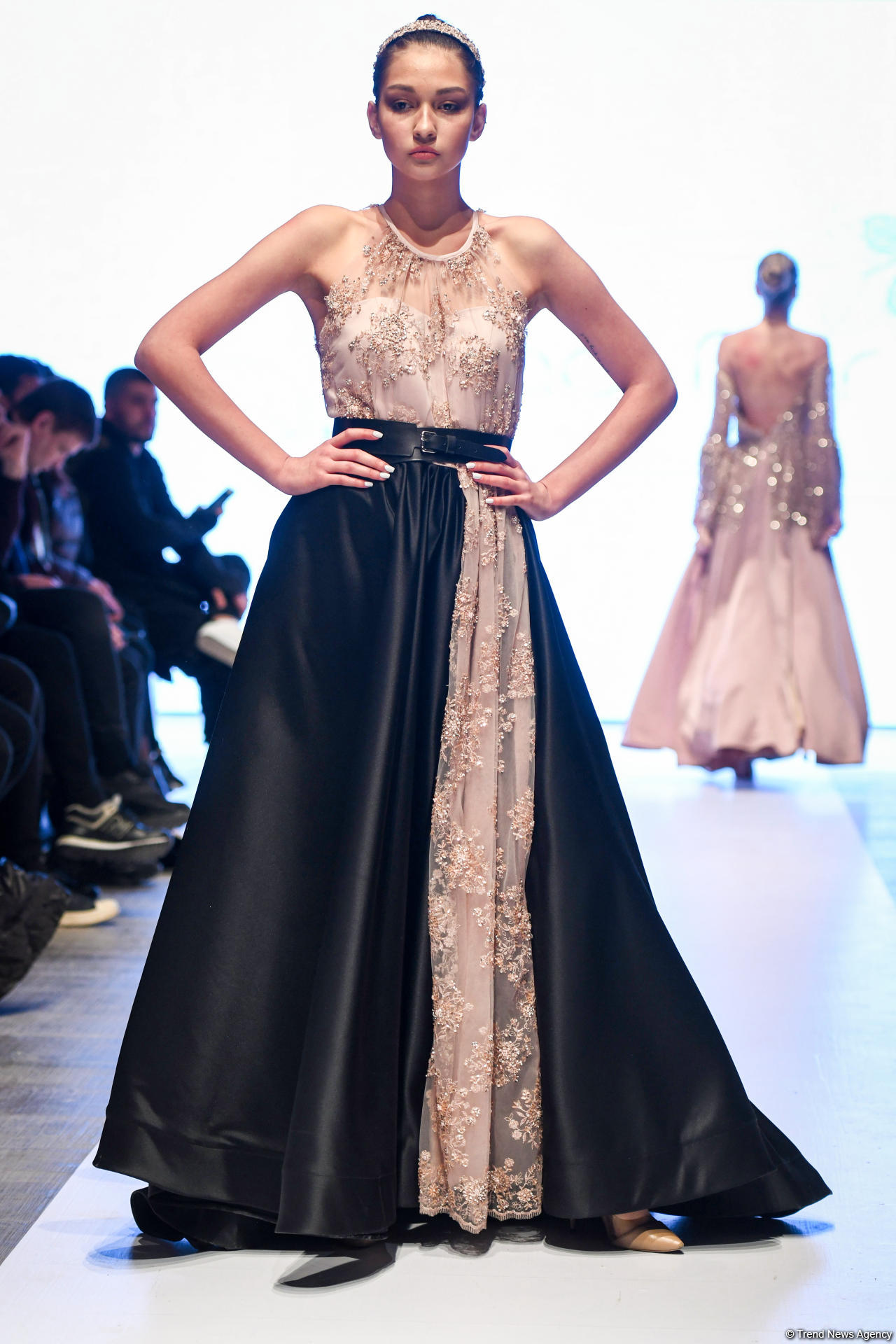 Королевская роскошь и богатые вечерние наряды  - второй день Azerbaijan Fashion Week (ФОТО)