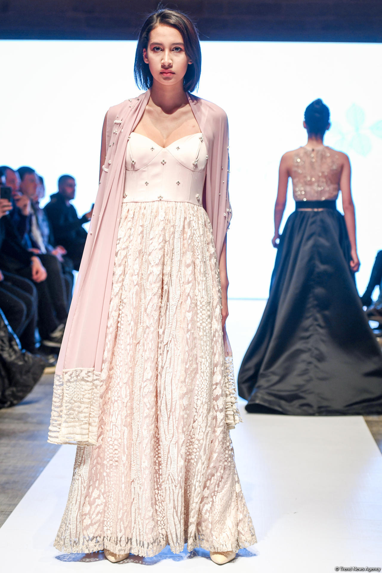 Королевская роскошь и богатые вечерние наряды  - второй день Azerbaijan Fashion Week (ФОТО)