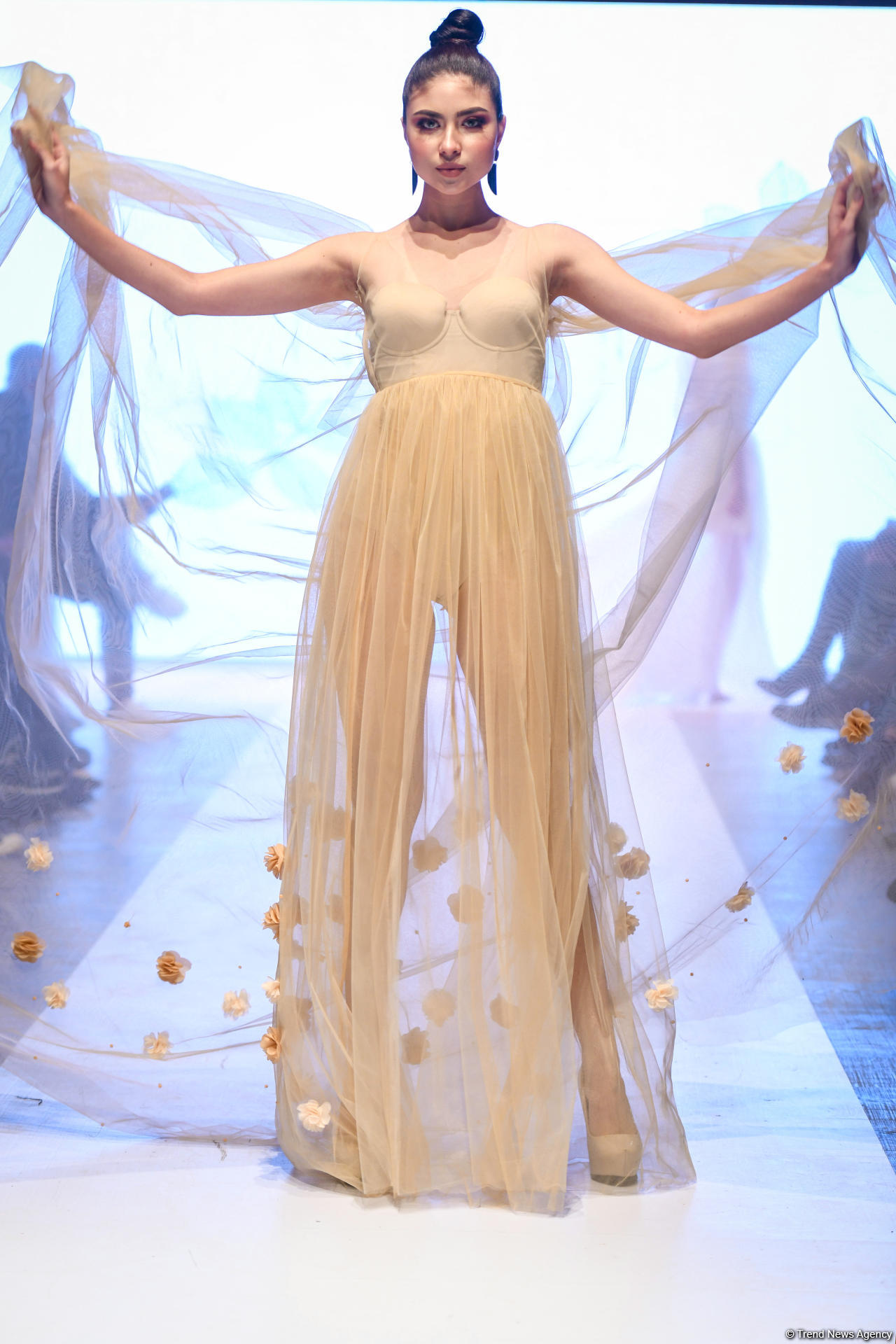 Королевская роскошь и богатые вечерние наряды  - второй день Azerbaijan Fashion Week (ФОТО)