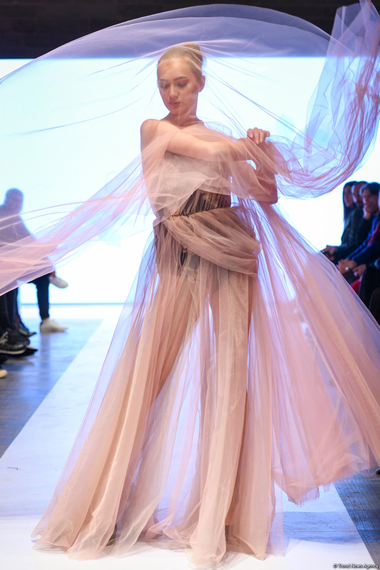 Королевская роскошь и богатые вечерние наряды  - второй день Azerbaijan Fashion Week (ФОТО)
