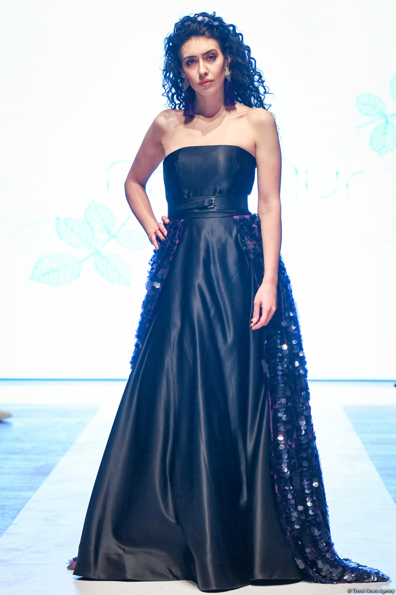 Королевская роскошь и богатые вечерние наряды  - второй день Azerbaijan Fashion Week (ФОТО)