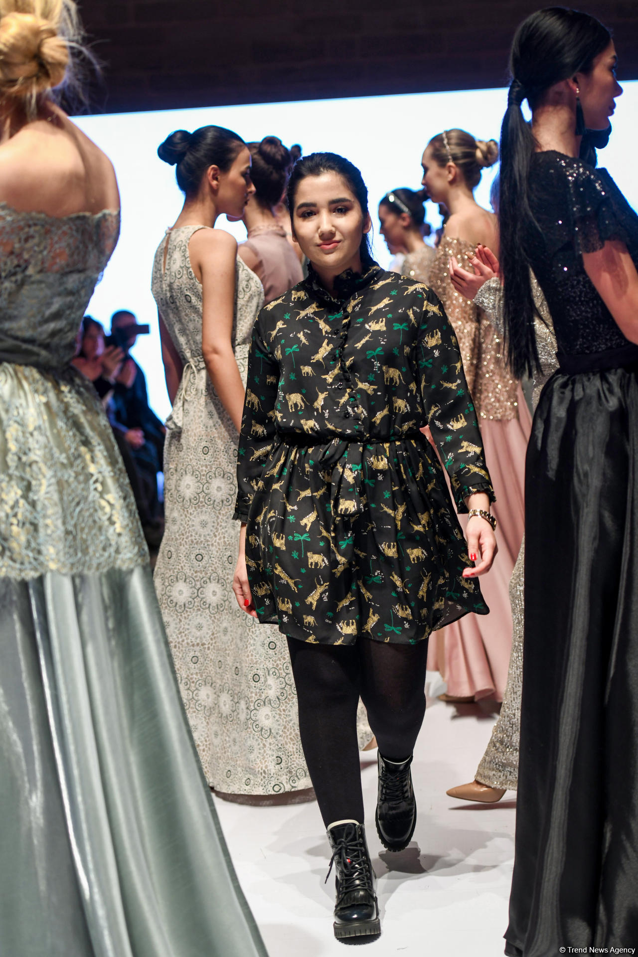 Королевская роскошь и богатые вечерние наряды  - второй день Azerbaijan Fashion Week (ФОТО)