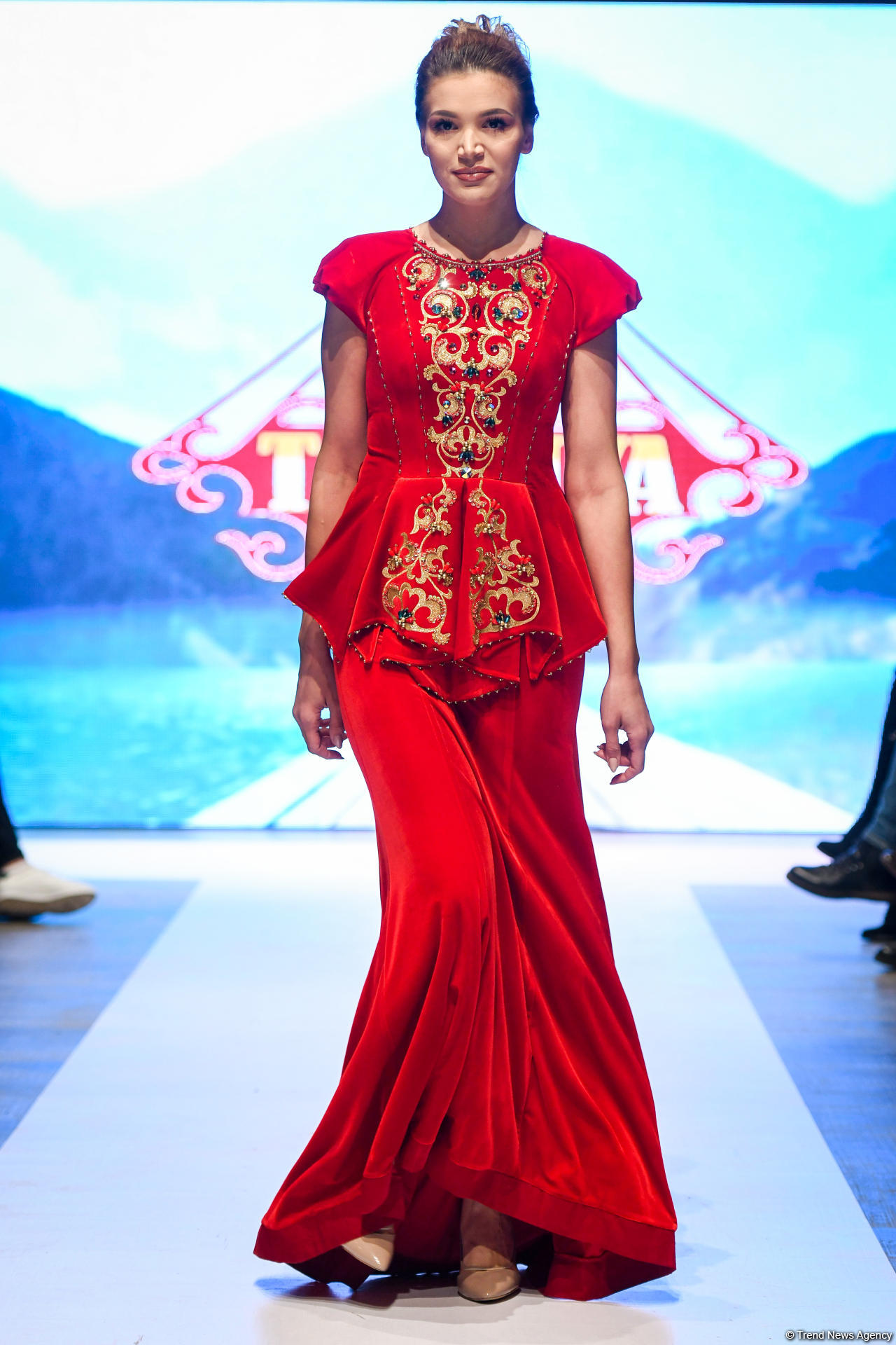 Королевская роскошь и богатые вечерние наряды  - второй день Azerbaijan Fashion Week (ФОТО)