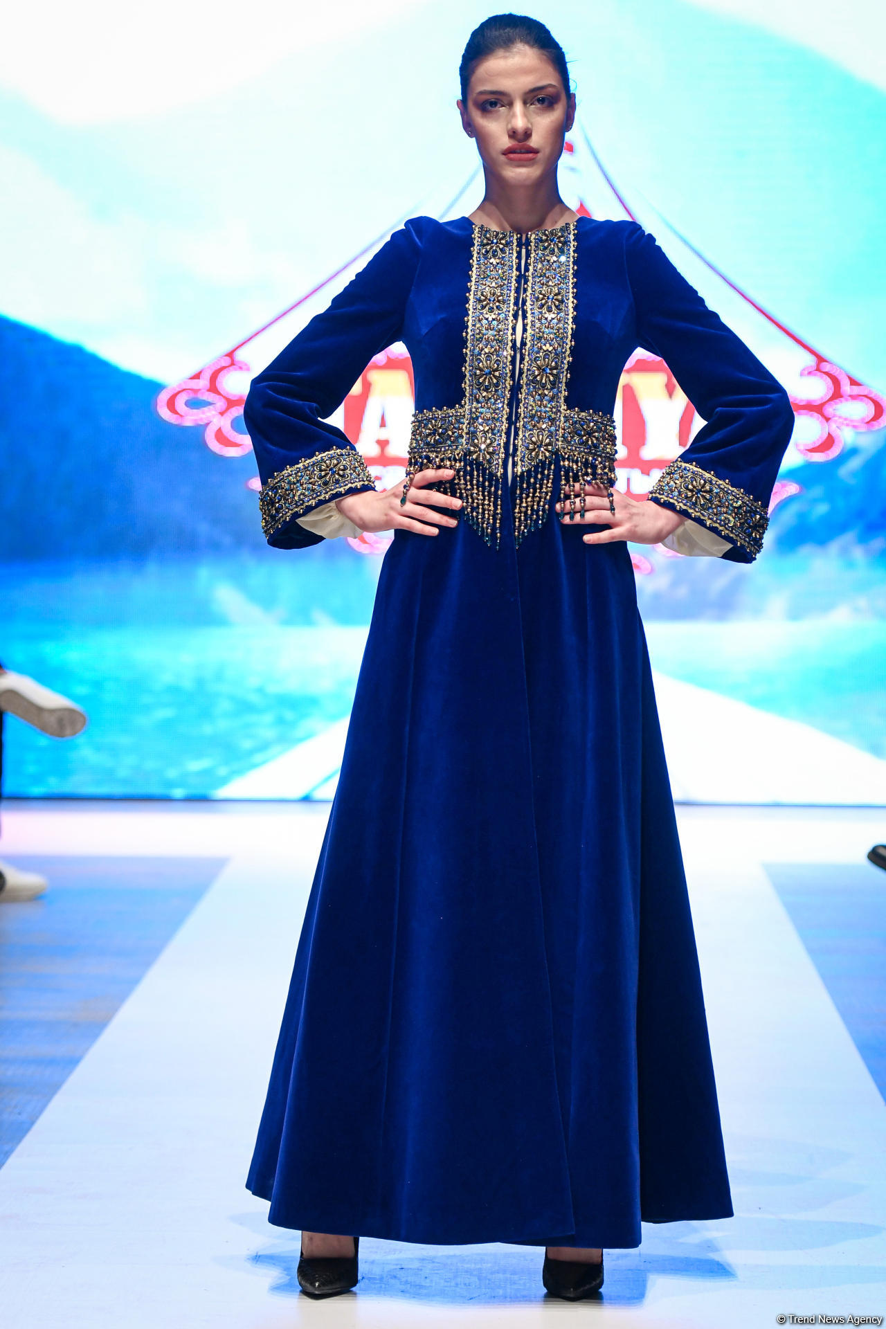 Королевская роскошь и богатые вечерние наряды  - второй день Azerbaijan Fashion Week (ФОТО)