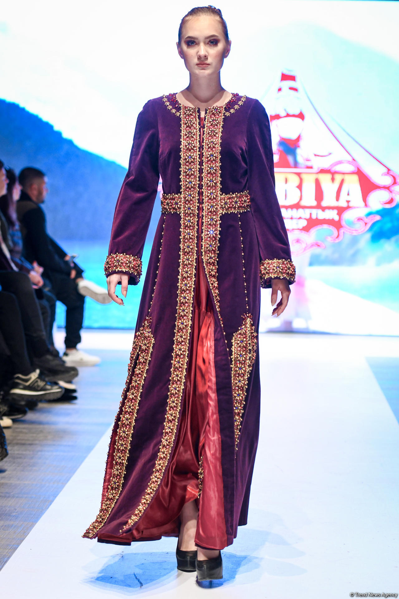 Королевская роскошь и богатые вечерние наряды  - второй день Azerbaijan Fashion Week (ФОТО)