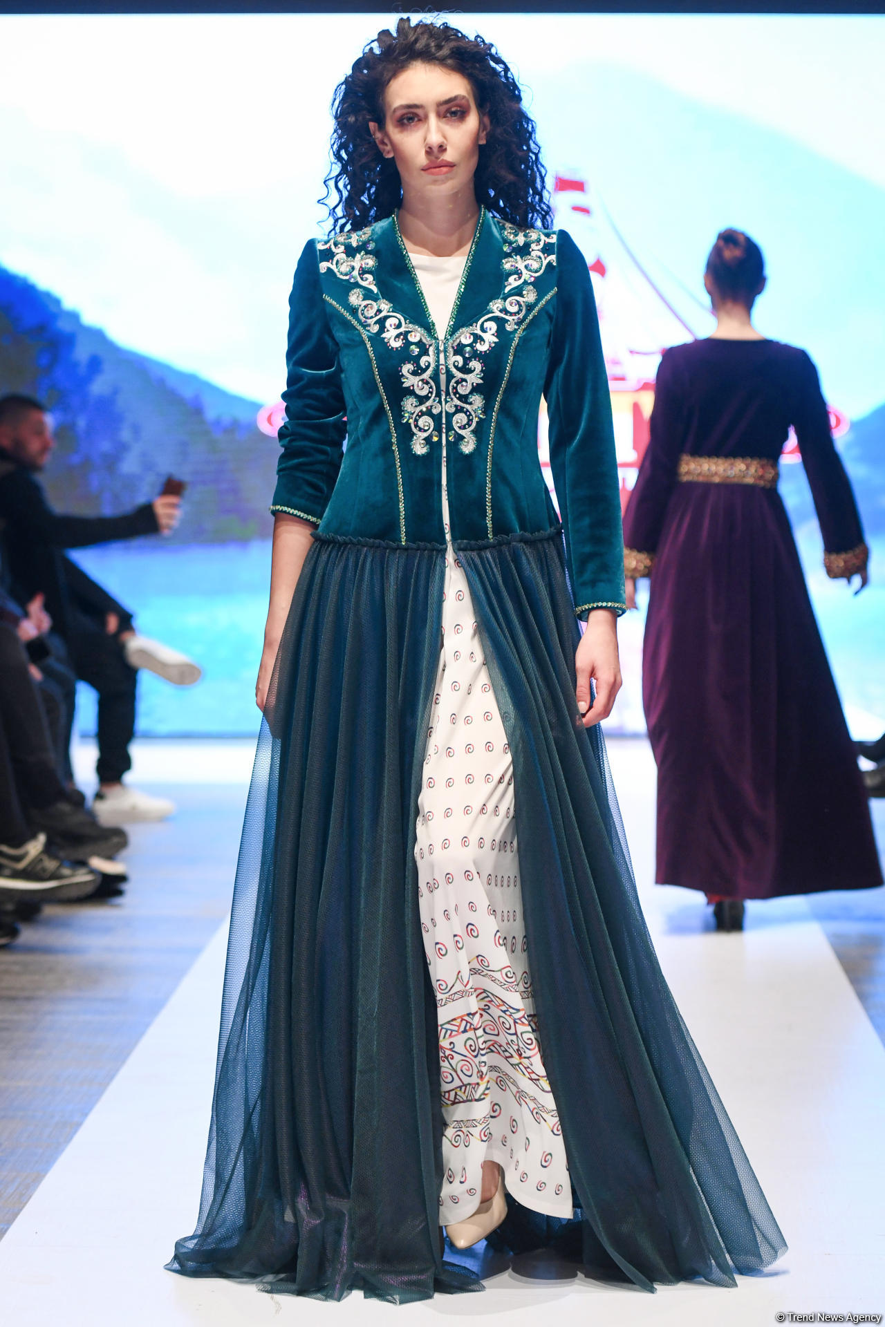 Королевская роскошь и богатые вечерние наряды  - второй день Azerbaijan Fashion Week (ФОТО)