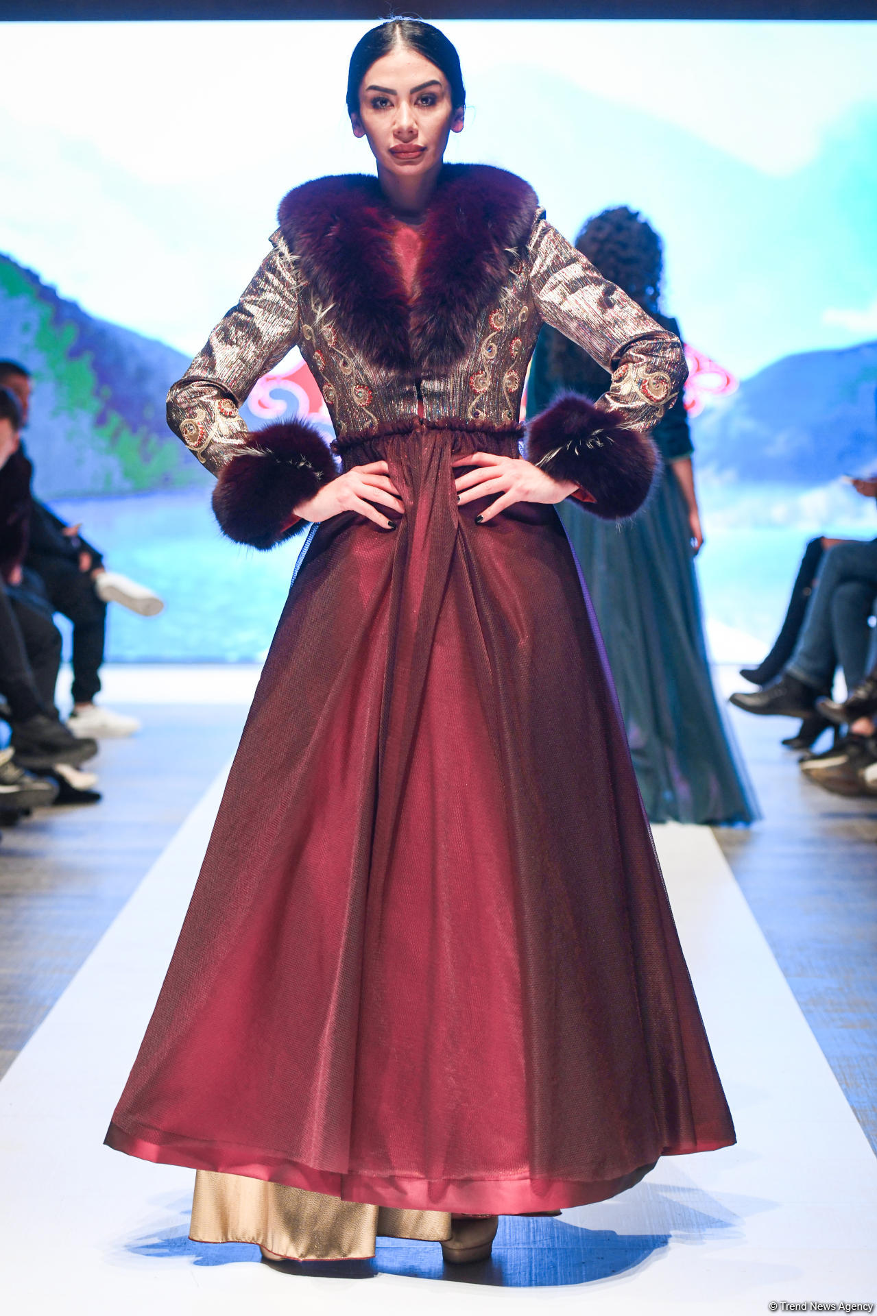 Королевская роскошь и богатые вечерние наряды  - второй день Azerbaijan Fashion Week (ФОТО)