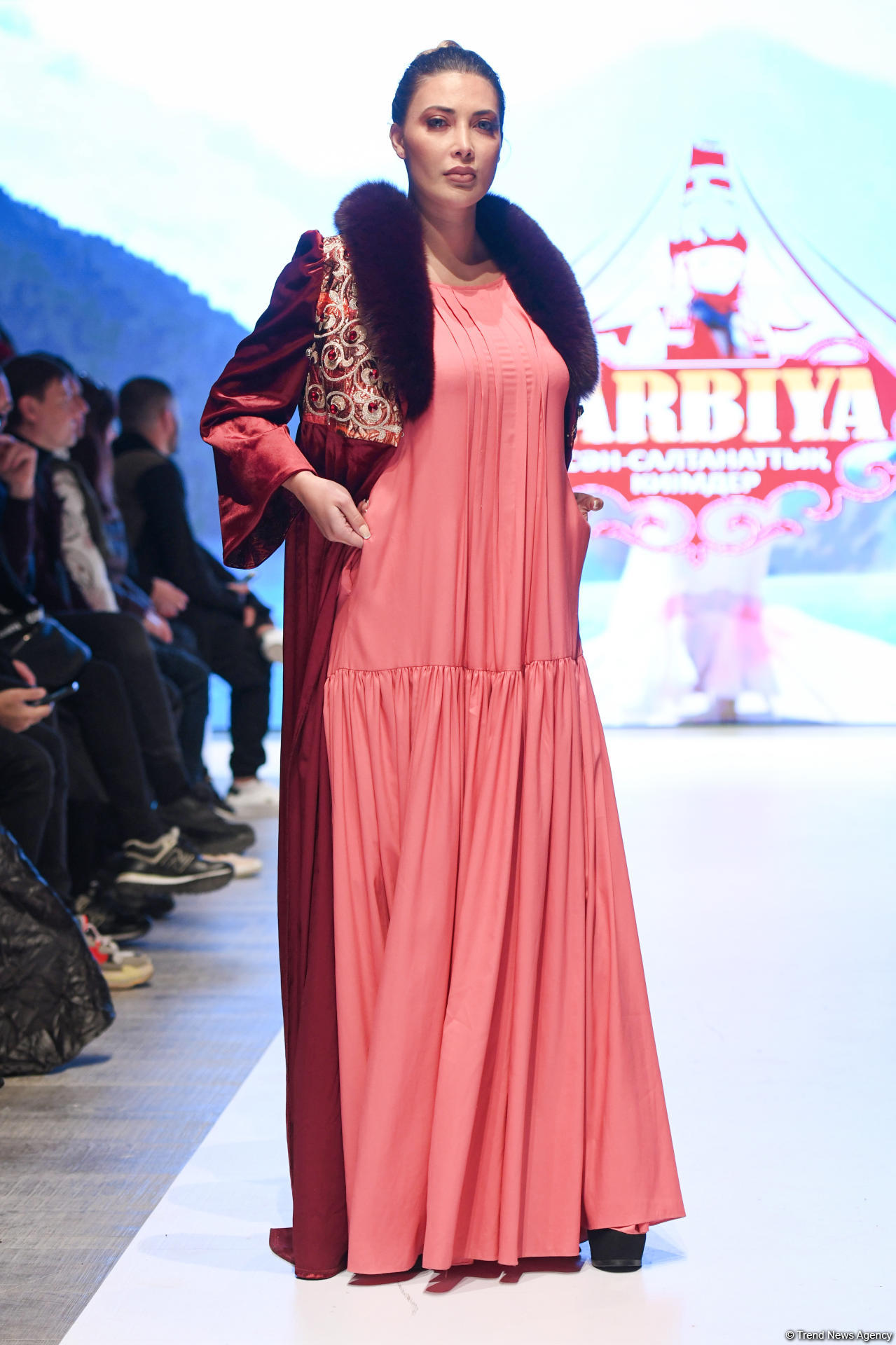Королевская роскошь и богатые вечерние наряды  - второй день Azerbaijan Fashion Week (ФОТО)