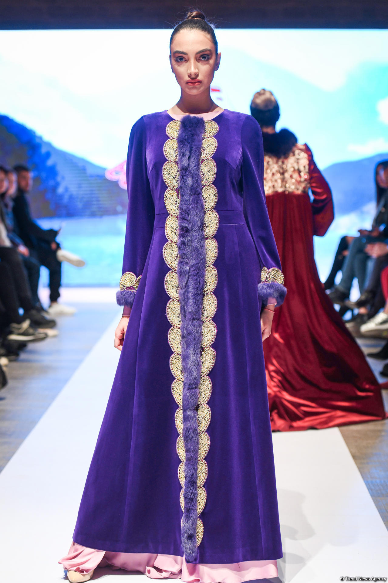 Королевская роскошь и богатые вечерние наряды  - второй день Azerbaijan Fashion Week (ФОТО)