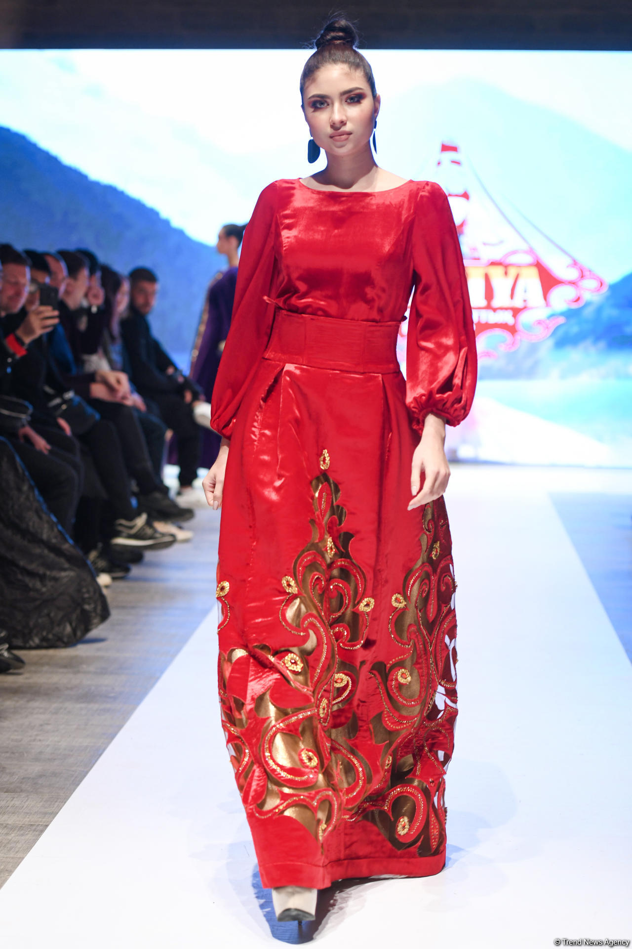 Королевская роскошь и богатые вечерние наряды  - второй день Azerbaijan Fashion Week (ФОТО)