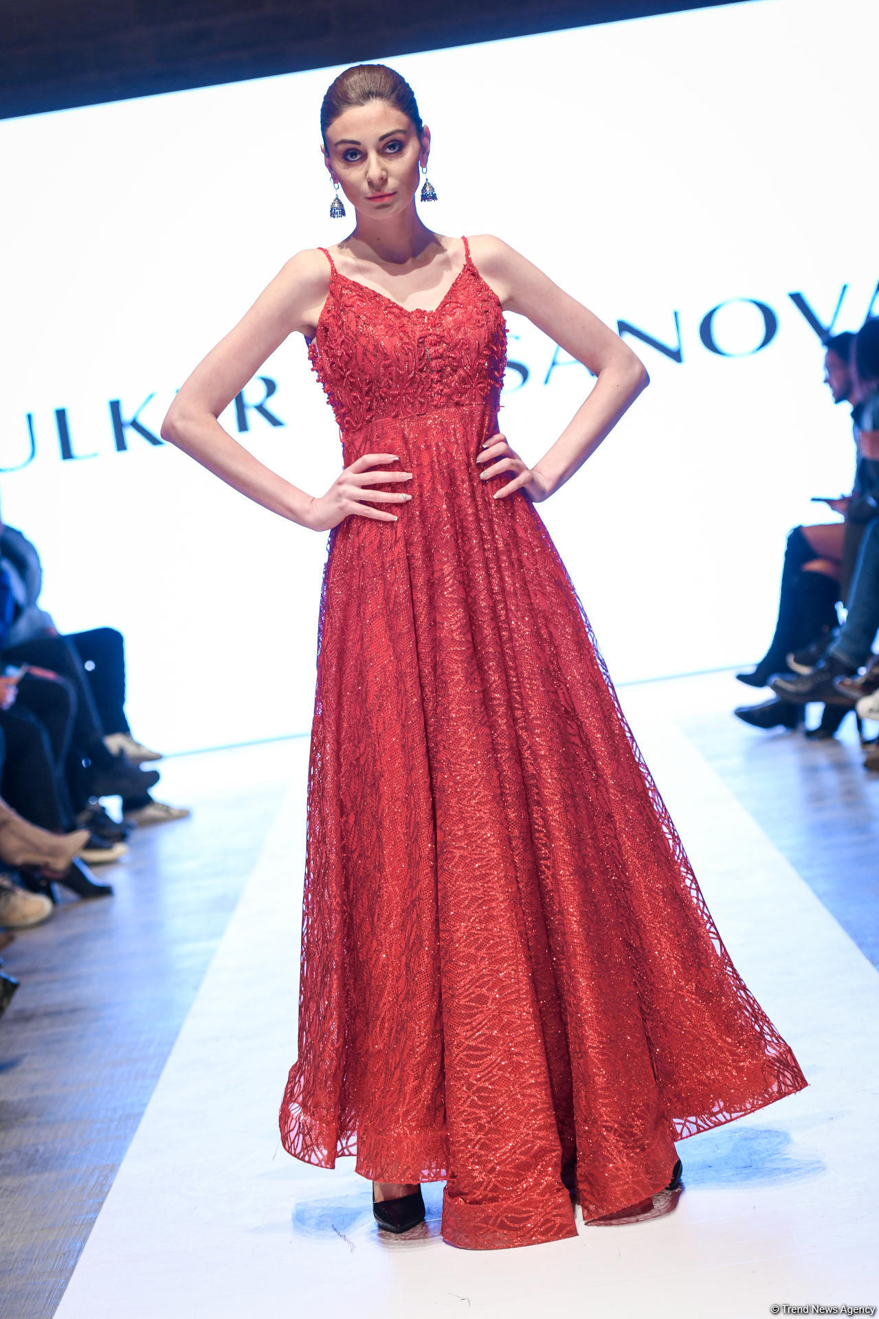 Королевская роскошь и богатые вечерние наряды  - второй день Azerbaijan Fashion Week (ФОТО)