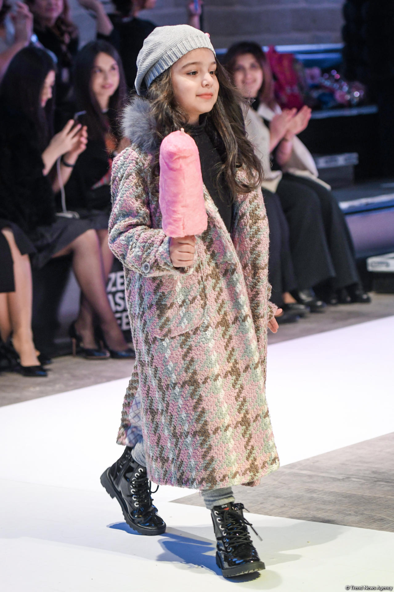 Королевская роскошь и богатые вечерние наряды  - второй день Azerbaijan Fashion Week (ФОТО)