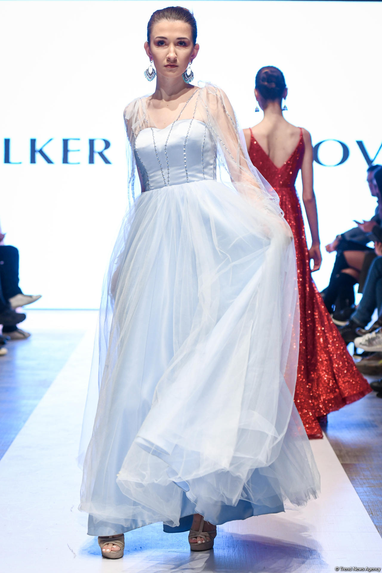Королевская роскошь и богатые вечерние наряды  - второй день Azerbaijan Fashion Week (ФОТО)