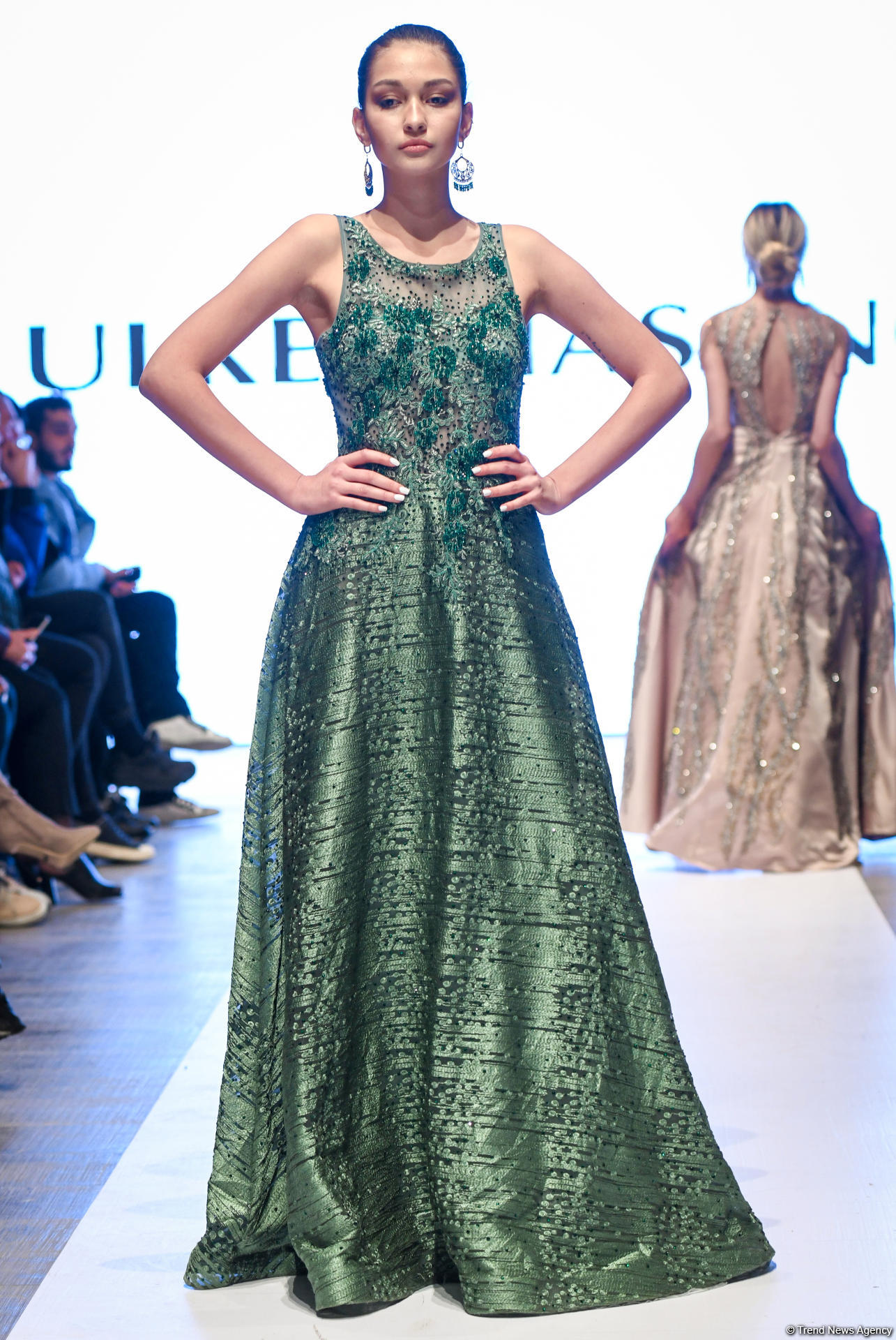 Королевская роскошь и богатые вечерние наряды  - второй день Azerbaijan Fashion Week (ФОТО)