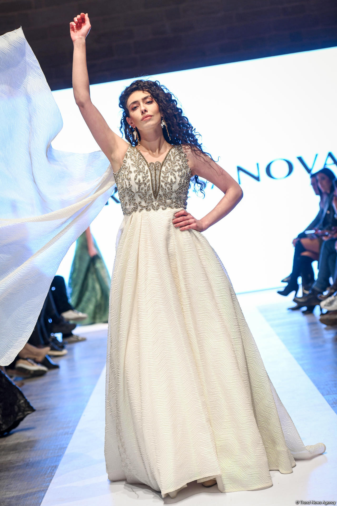 Королевская роскошь и богатые вечерние наряды  - второй день Azerbaijan Fashion Week (ФОТО)