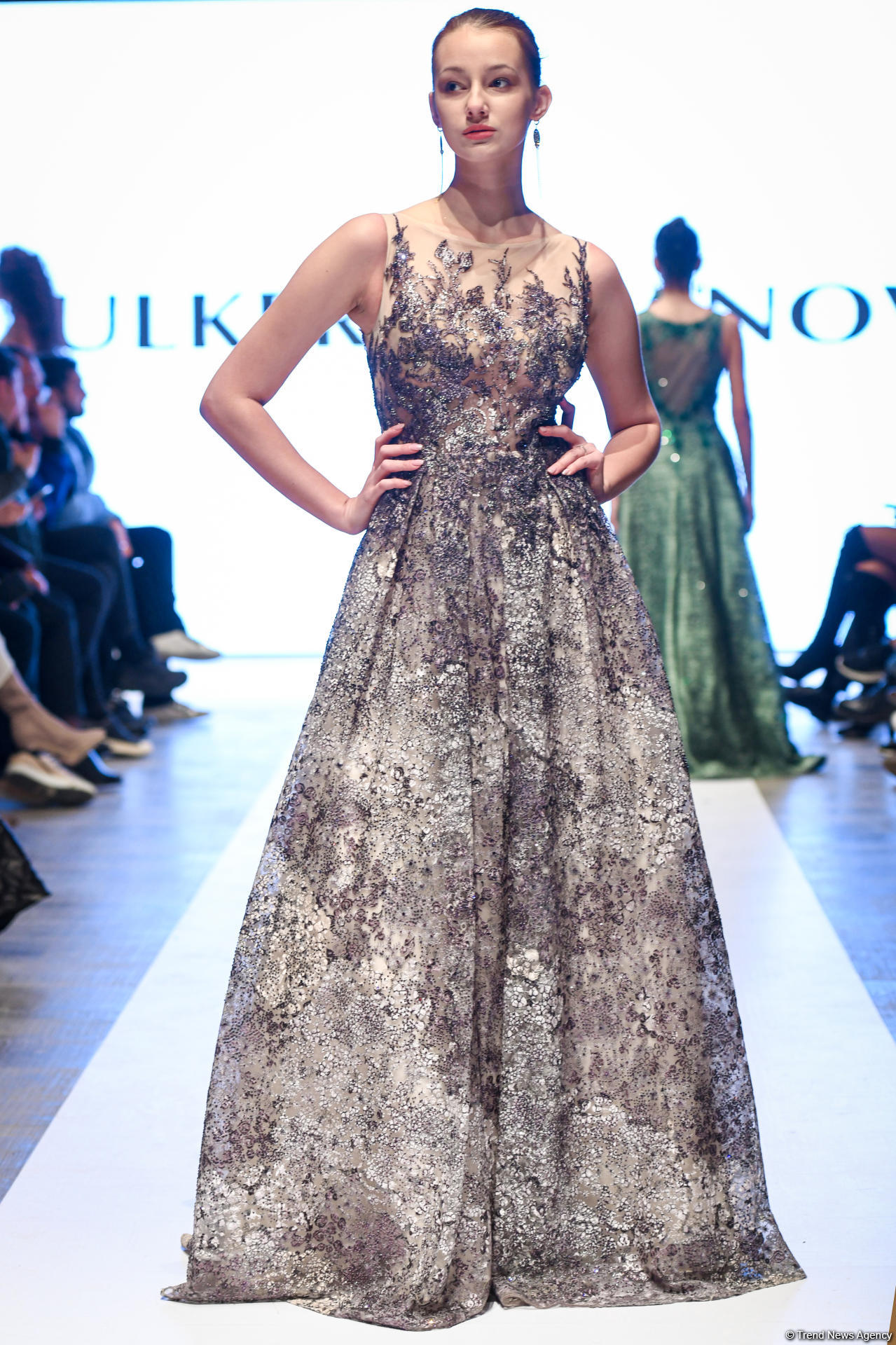 Королевская роскошь и богатые вечерние наряды  - второй день Azerbaijan Fashion Week (ФОТО)