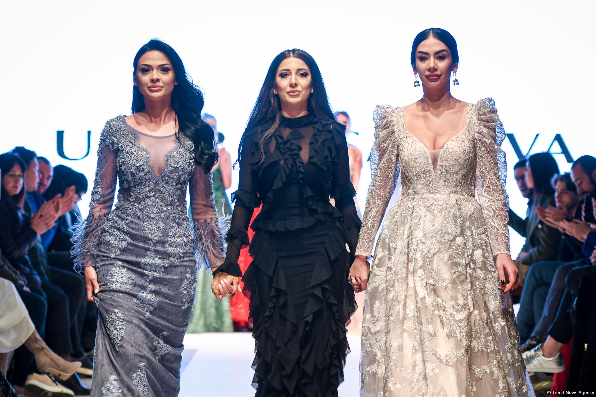 Королевская роскошь и богатые вечерние наряды  - второй день Azerbaijan Fashion Week (ФОТО)